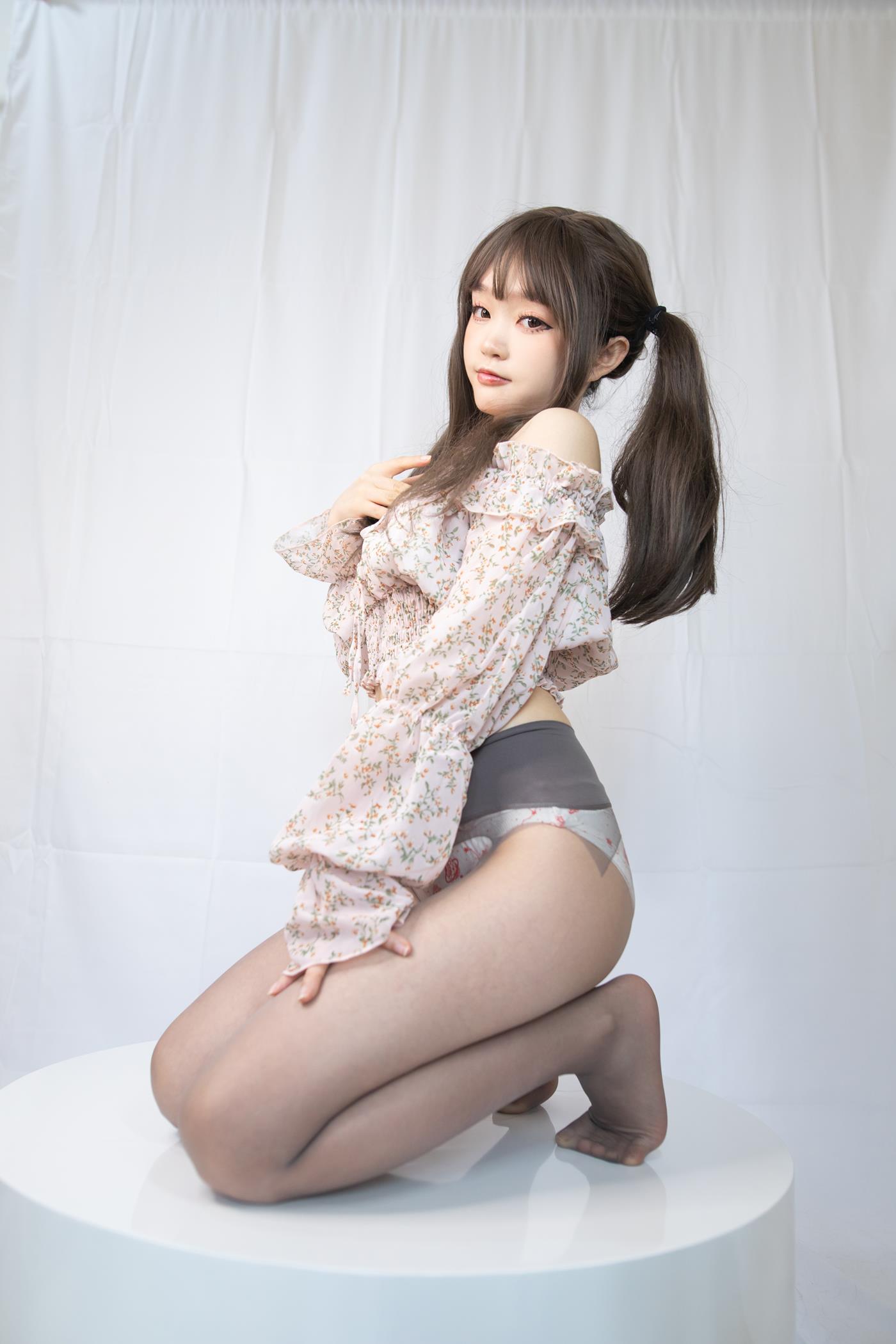 神沢永莉 - 灰丝花裙子[26P/218MB]