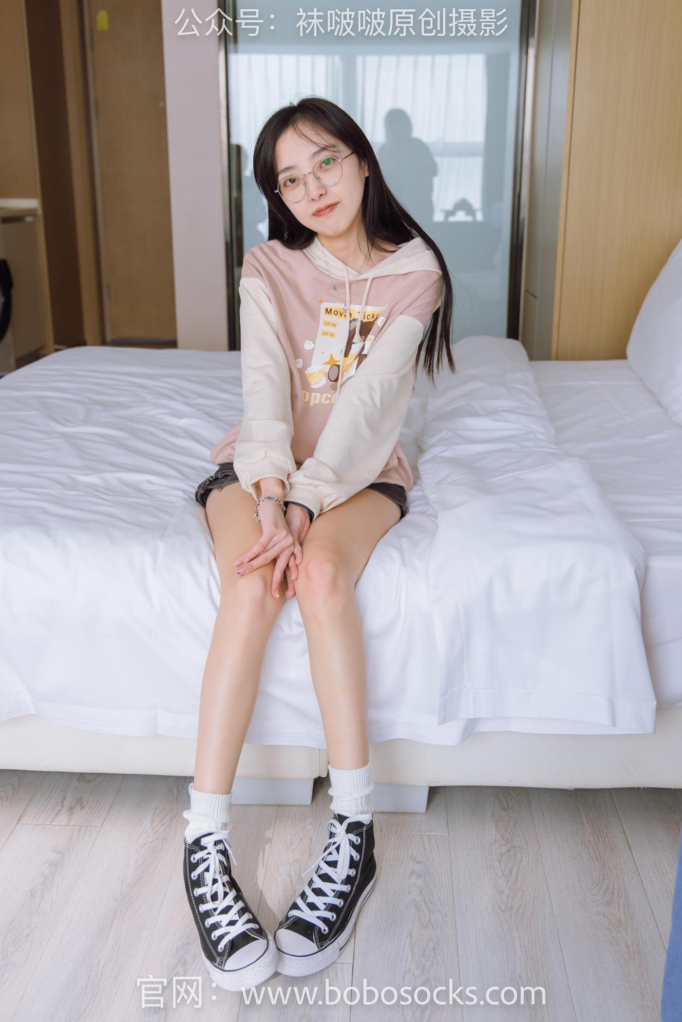 [BoBoSocks袜啵啵]NO.143 稚予-匡威板鞋、vans帆布鞋、两双白棉袜[166P/1V/6.24GB]
