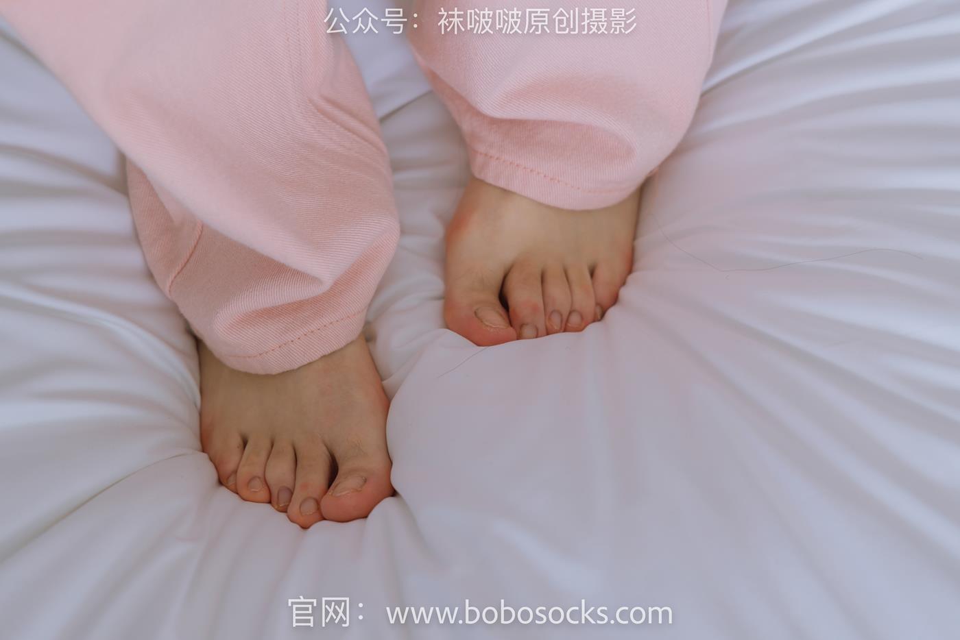 [BoBoSocks袜啵啵]NO.141 周周-运动鞋、白棉袜、裸足[140P/1V/5.57GB]