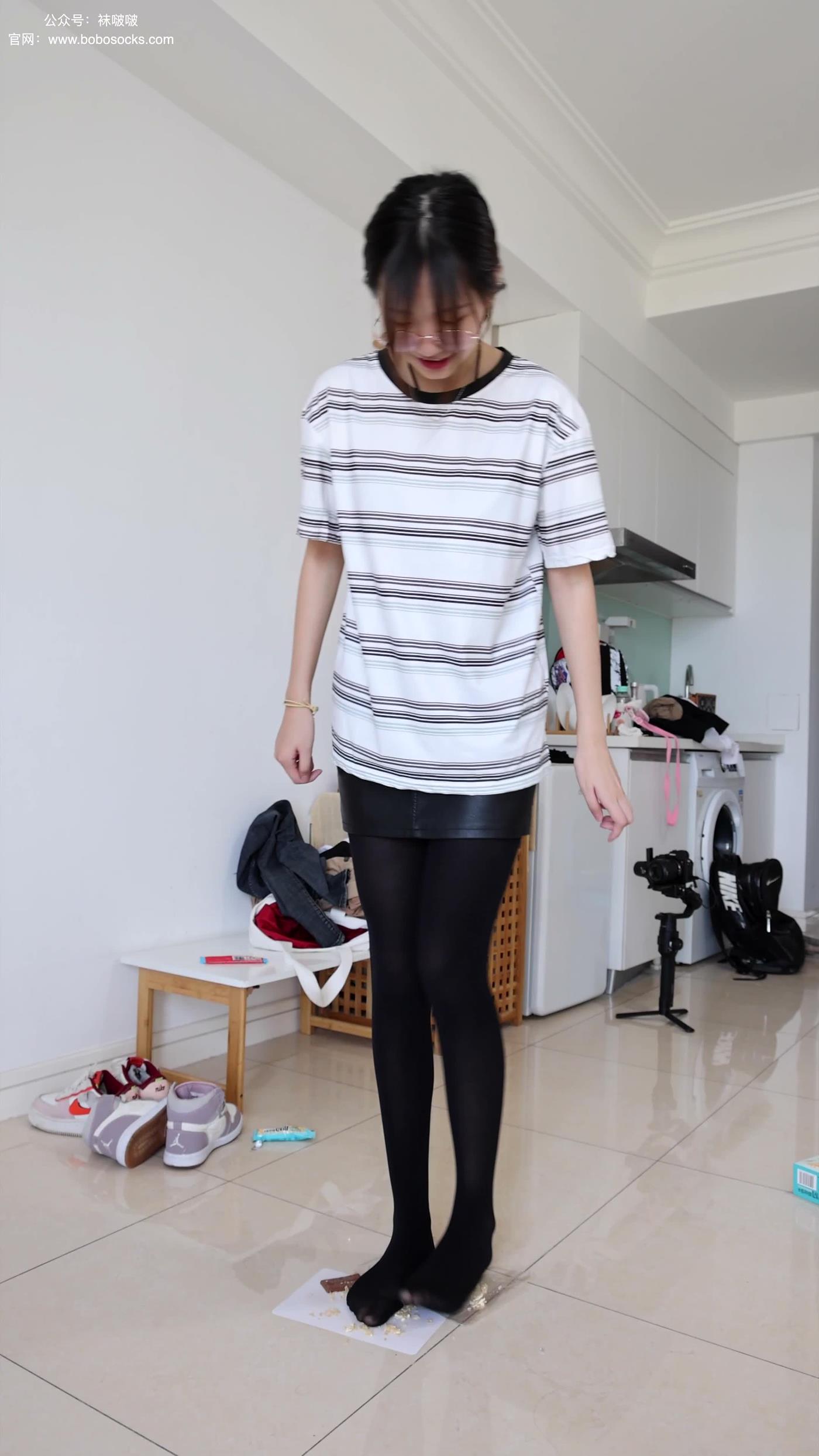[BoBoSocks袜啵啵]积分限定作品 NO.001 小甜豆-平底鞋、厚黑丝、厚肉丝、踩东西剧情[44P/1V/814MB]