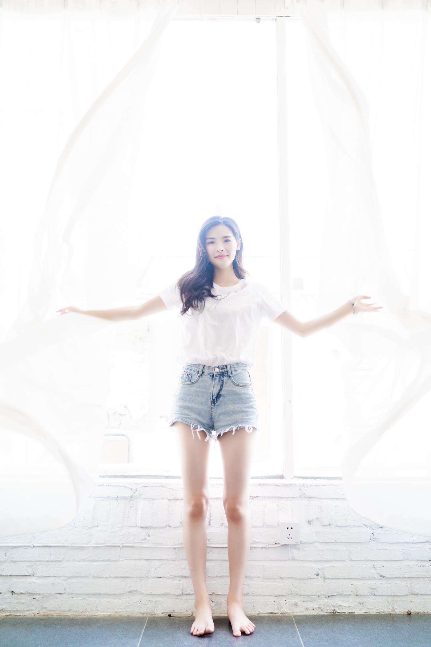 [YITUYU艺图语] 2022.02.08 大长腿女孩的私房照 小容 [30P/442MB]