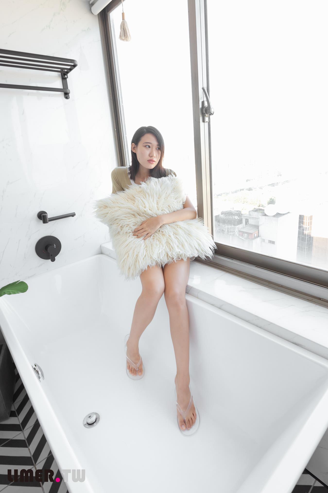 Limerence原创 NO.014 学生素人Sarah裸足首作[169P/1V/3.49GB]