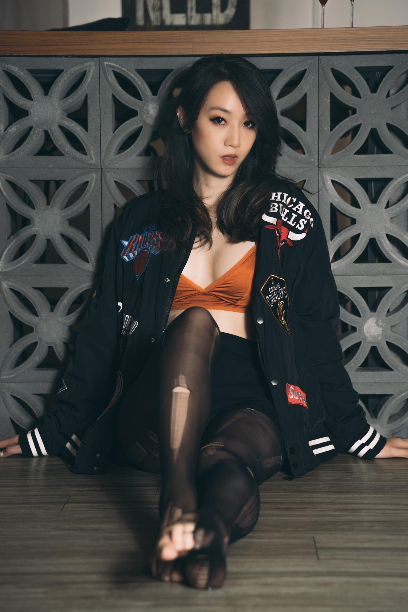 Limerence原创 NO.008 性感妹子近距离撕扯黑丝袜[199P/1V/1.86GB]