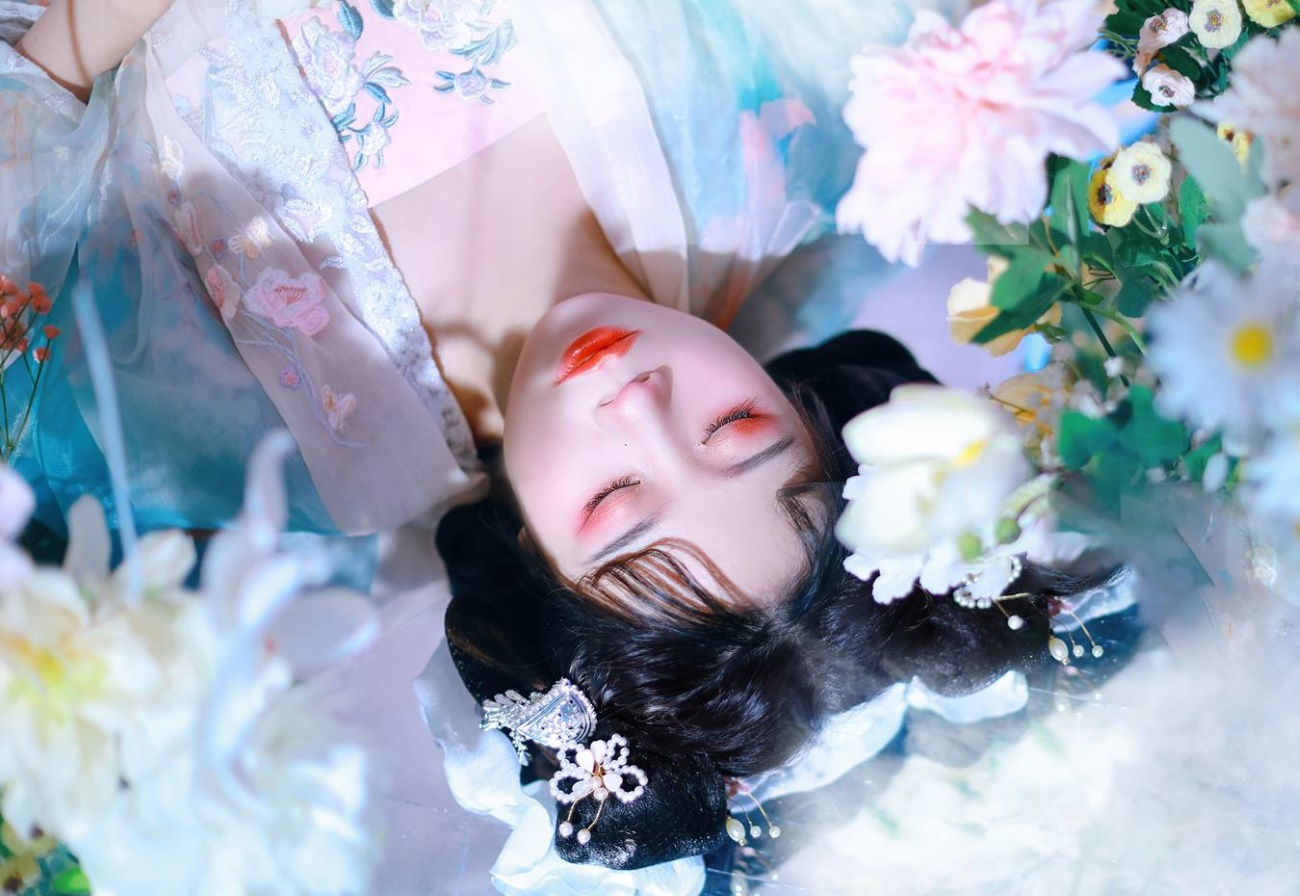 [YITUU艺图语] 2022.03.06 燕脂 Suky喜欢软绵绵毛茸茸的团子 [20P/216MB]