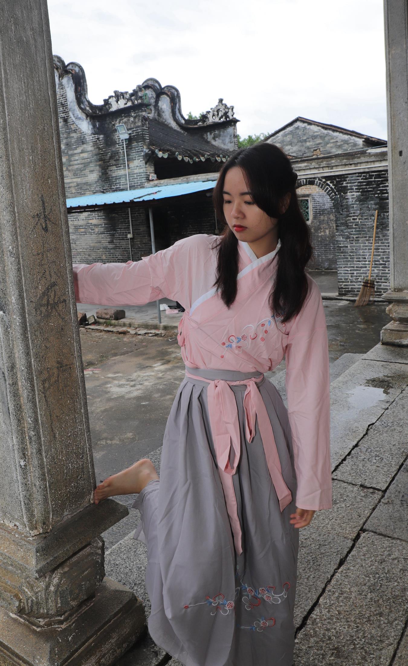 [Pary学生模拍] No.017 小淇穿上汉服赤脚游玩古镇 [134P/474MB]