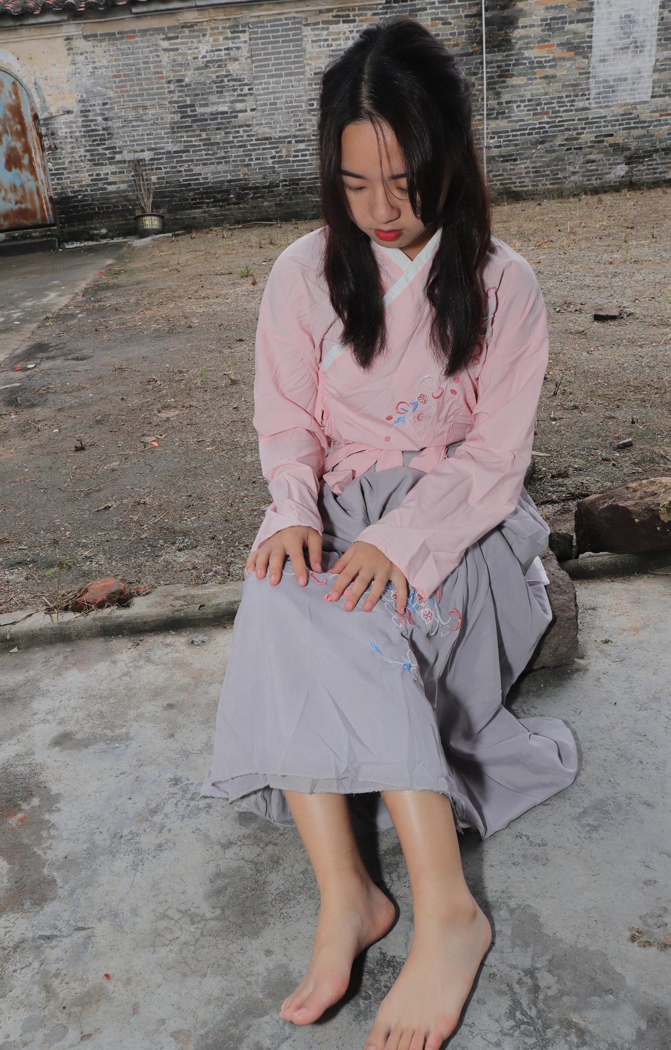 [Pary学生模拍] No.017 小淇穿上汉服赤脚游玩古镇 [134P/474MB]