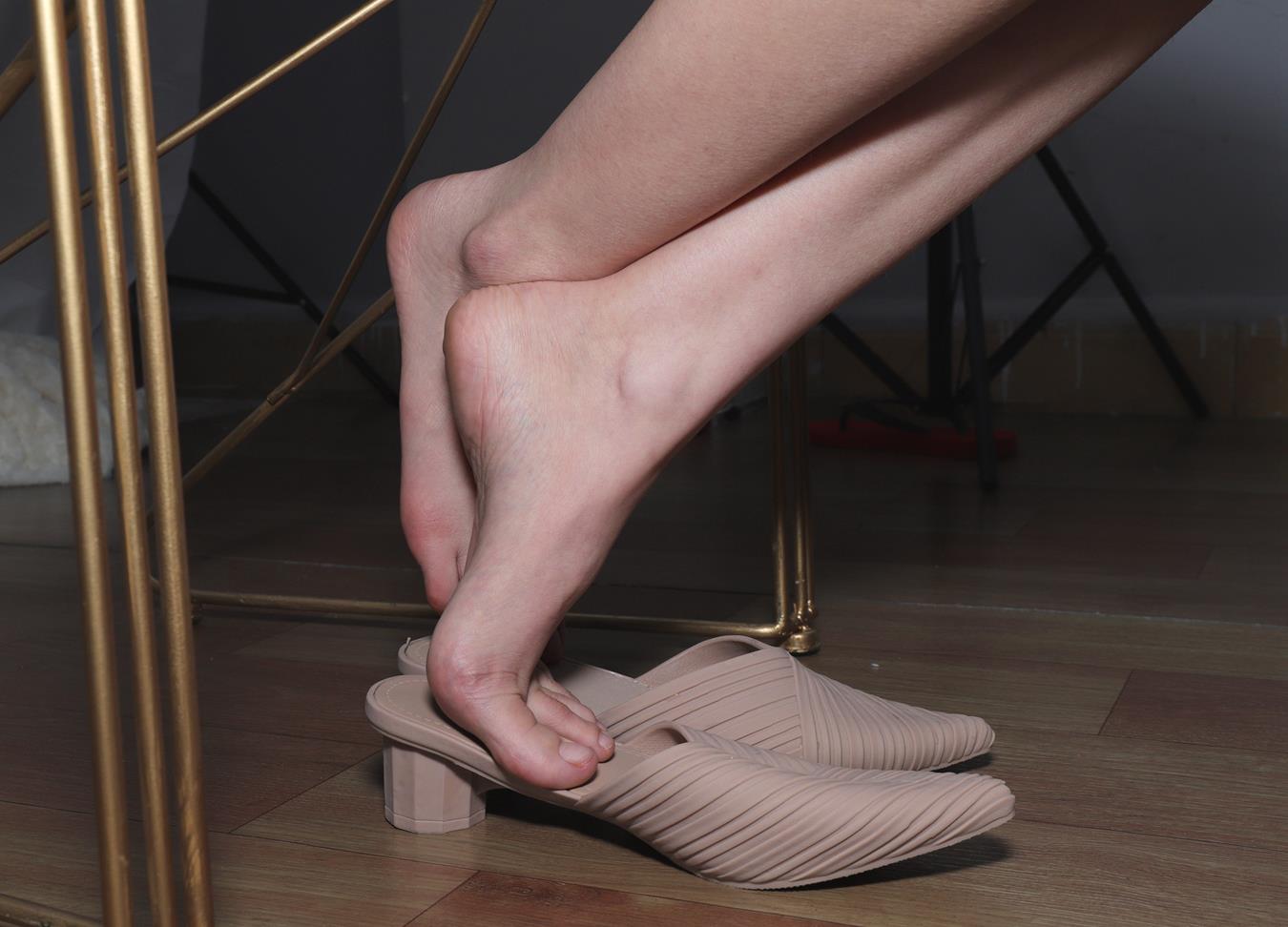 [Pary学生模拍] No.020 极品美女小芳挑鞋 [140P/512MB]