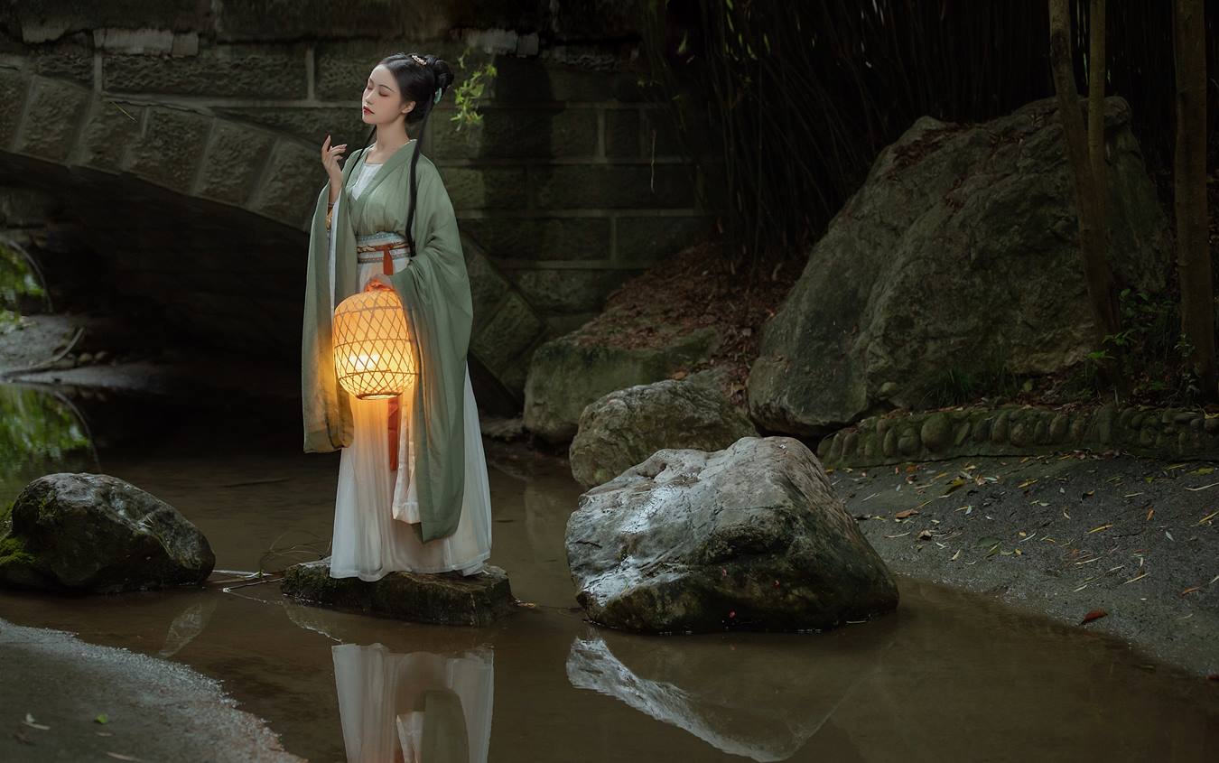 [YITUU艺图语] 2022.04.02 见山 梨一依 [19P/229MB]