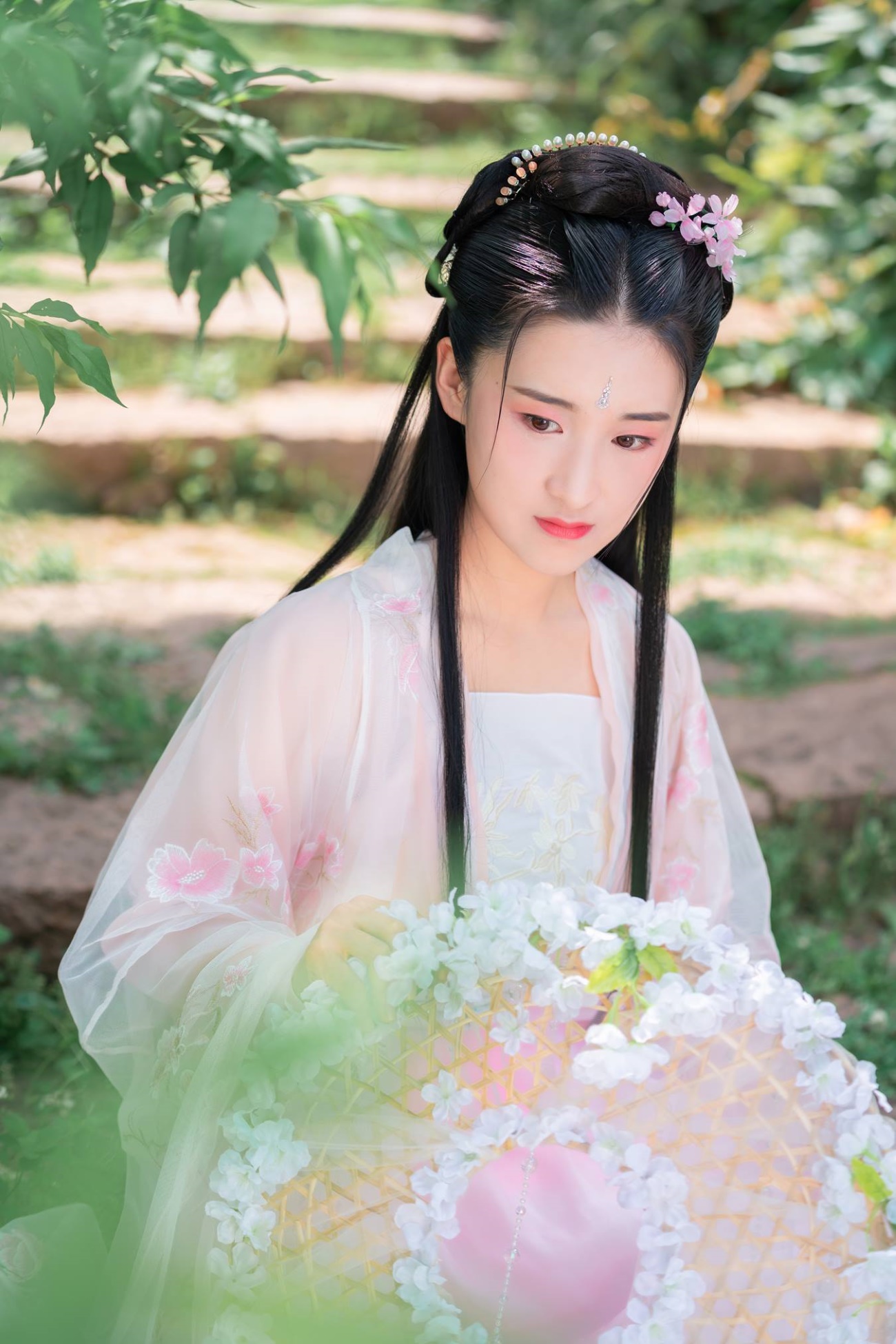 [YITUU艺图语] 2022.04.01 春日游园 小雨 [32P/252MB]