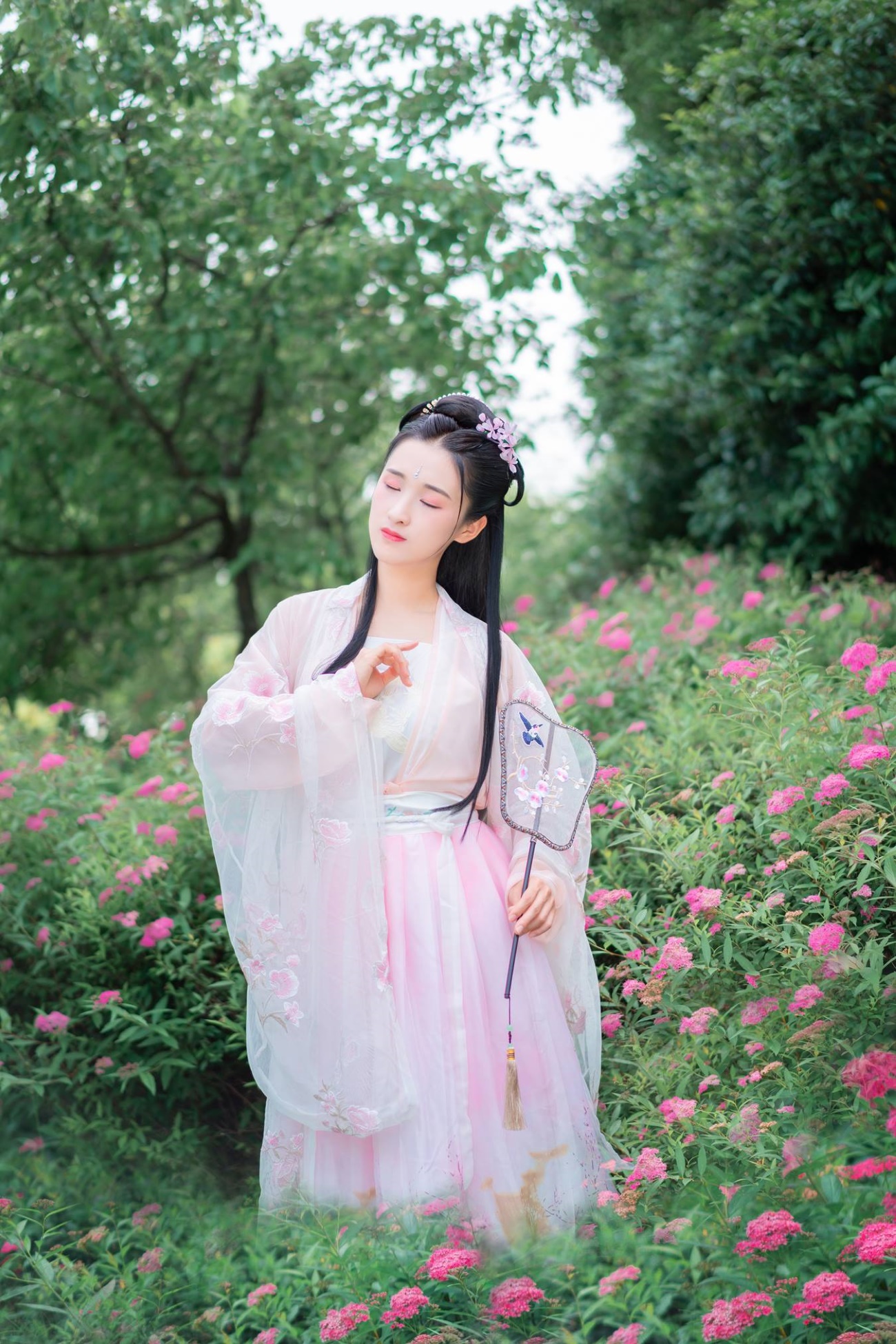 [YITUU艺图语] 2022.04.01 春日游园 小雨 [32P/252MB]