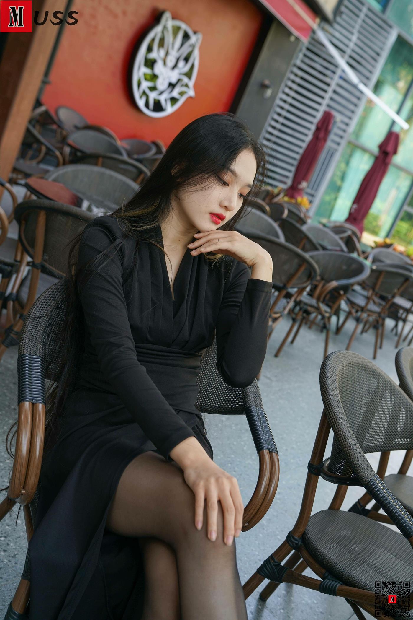 [MussGirl慕丝女郎]NO.407 户外黑丝竹椅A[68P/137MB]