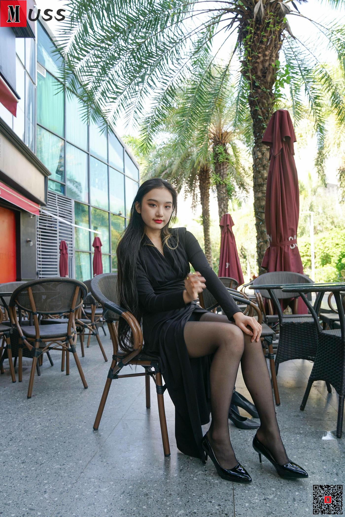 [MussGirl慕丝女郎]NO.407 户外黑丝竹椅A[68P/137MB]