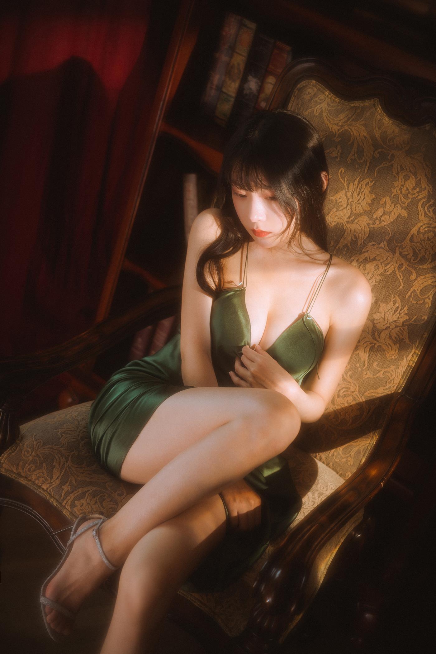 网紅Coser@香草喵露露 杨枝甘露 绿色连衣裙 [45P/1V/1.19GB]