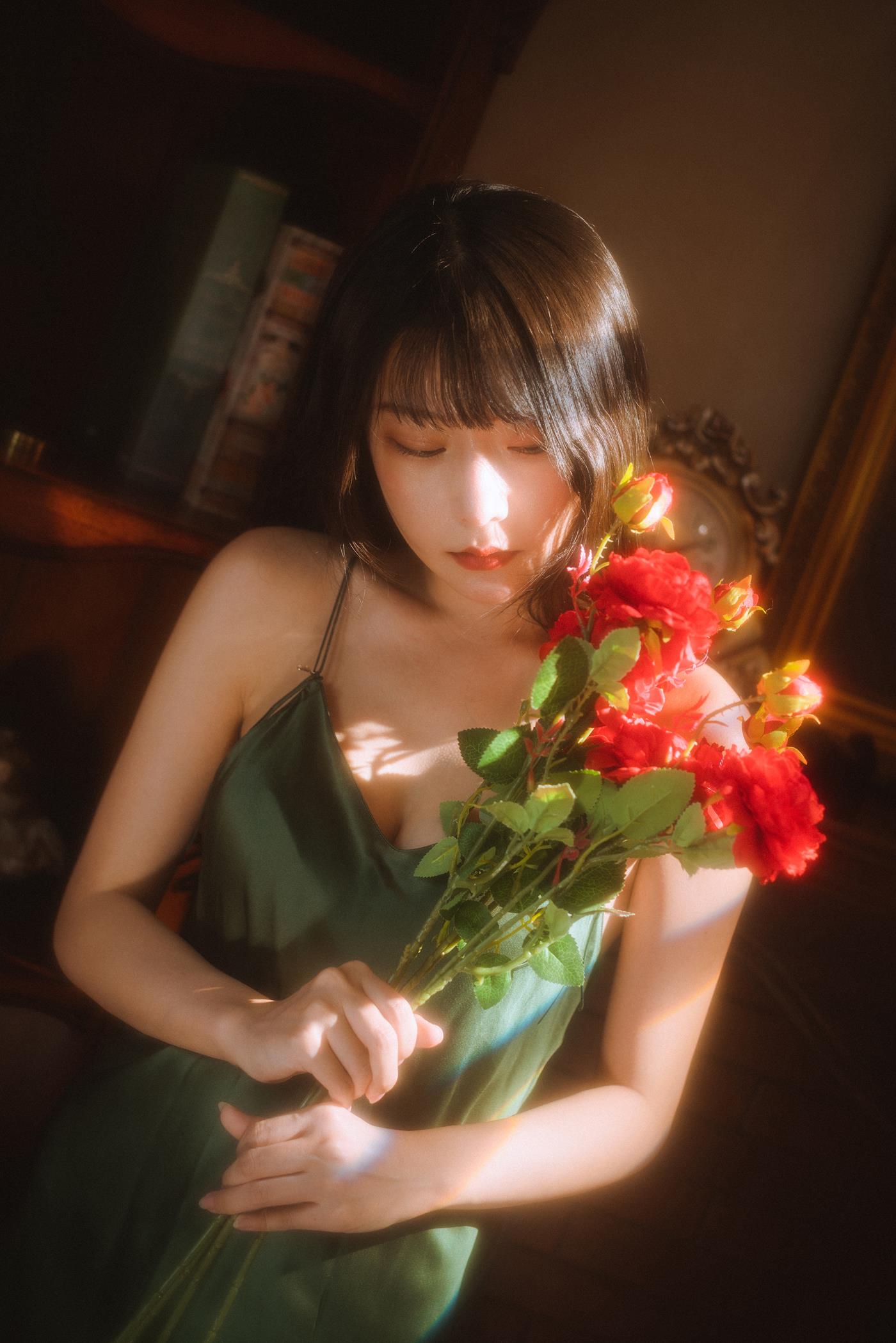 网紅Coser@香草喵露露 杨枝甘露 绿色连衣裙 [45P/1V/1.19GB]