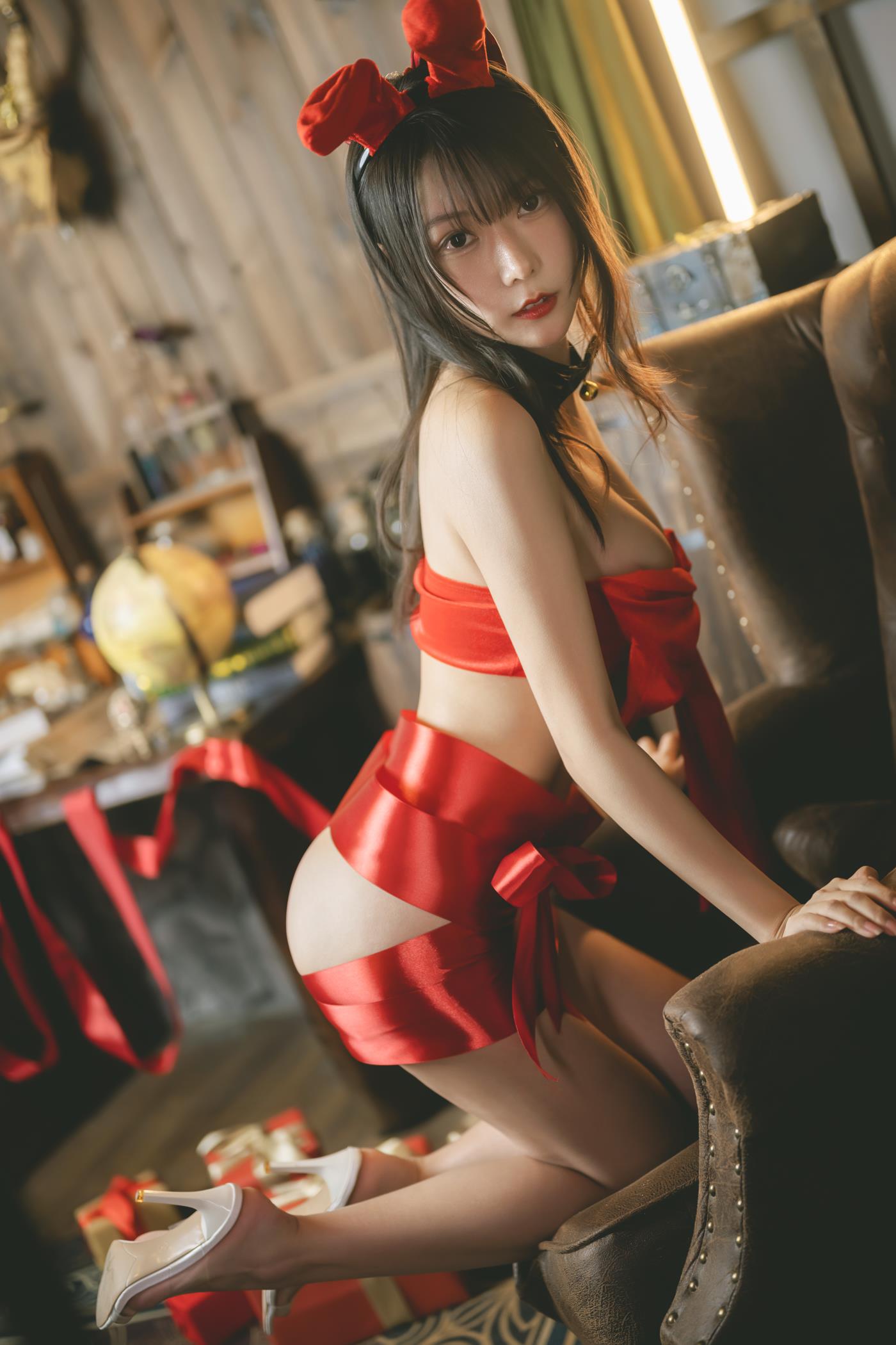 网紅Coser@香草喵露露 杨枝甘露 红色丝带礼物 [54P/1V/1.68GB]