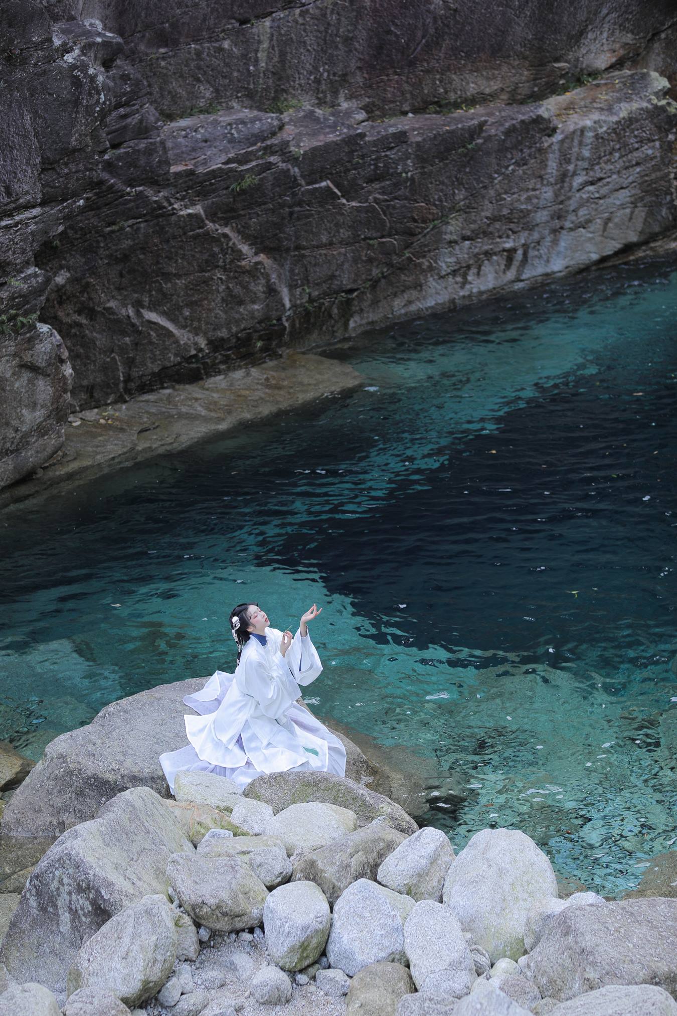 [YITUU艺图语] 2022.04.21 枕石听泉 槐枝- [27P/383MB]