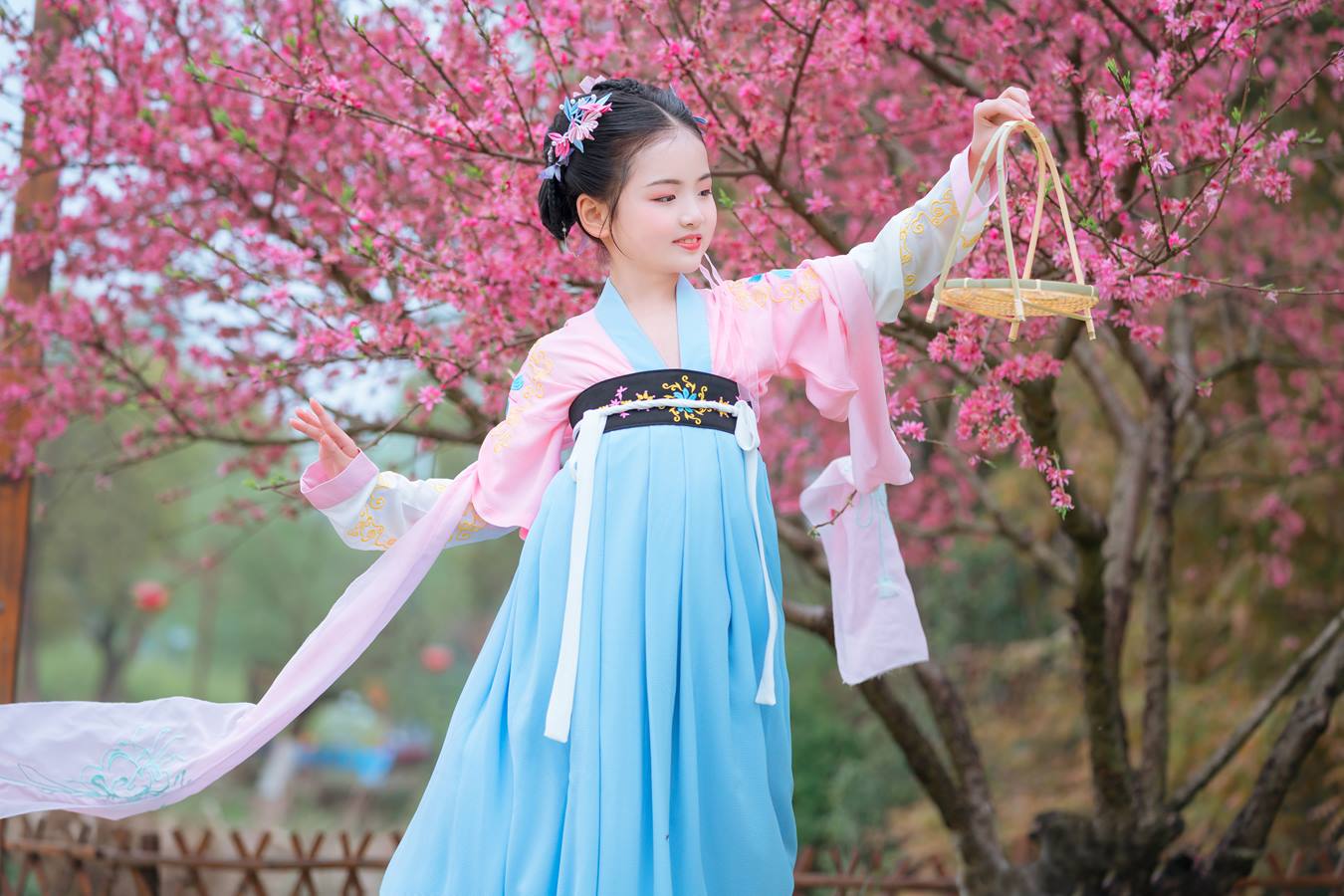 [YITUU艺图语] 2022.04.05 人间三月天 思语 [25P/188MB]