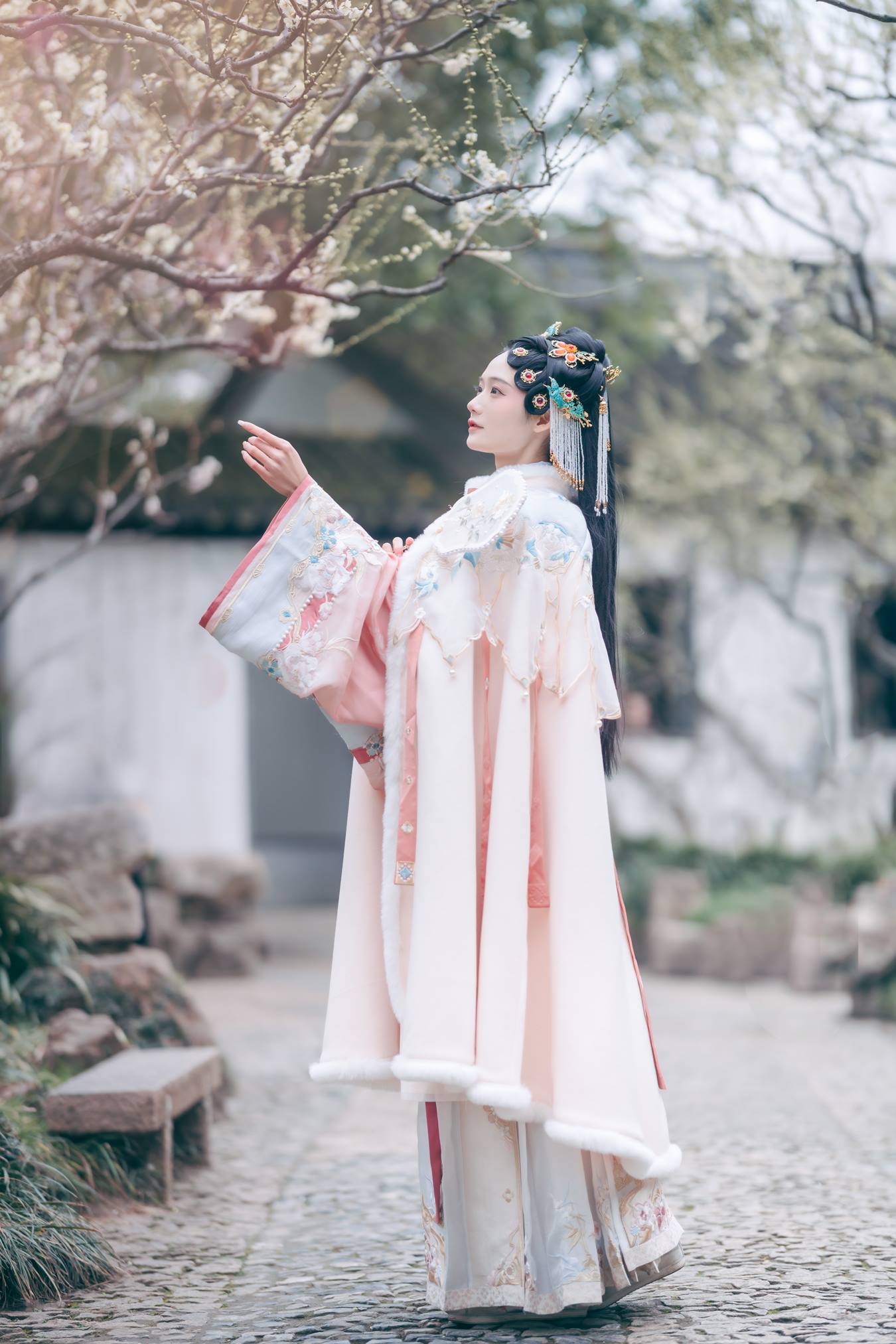 [YITUU艺图语] 2022.04.18 春来 · 二月梅 兔子Zzz不吃胡萝卜 [23P/149MB]