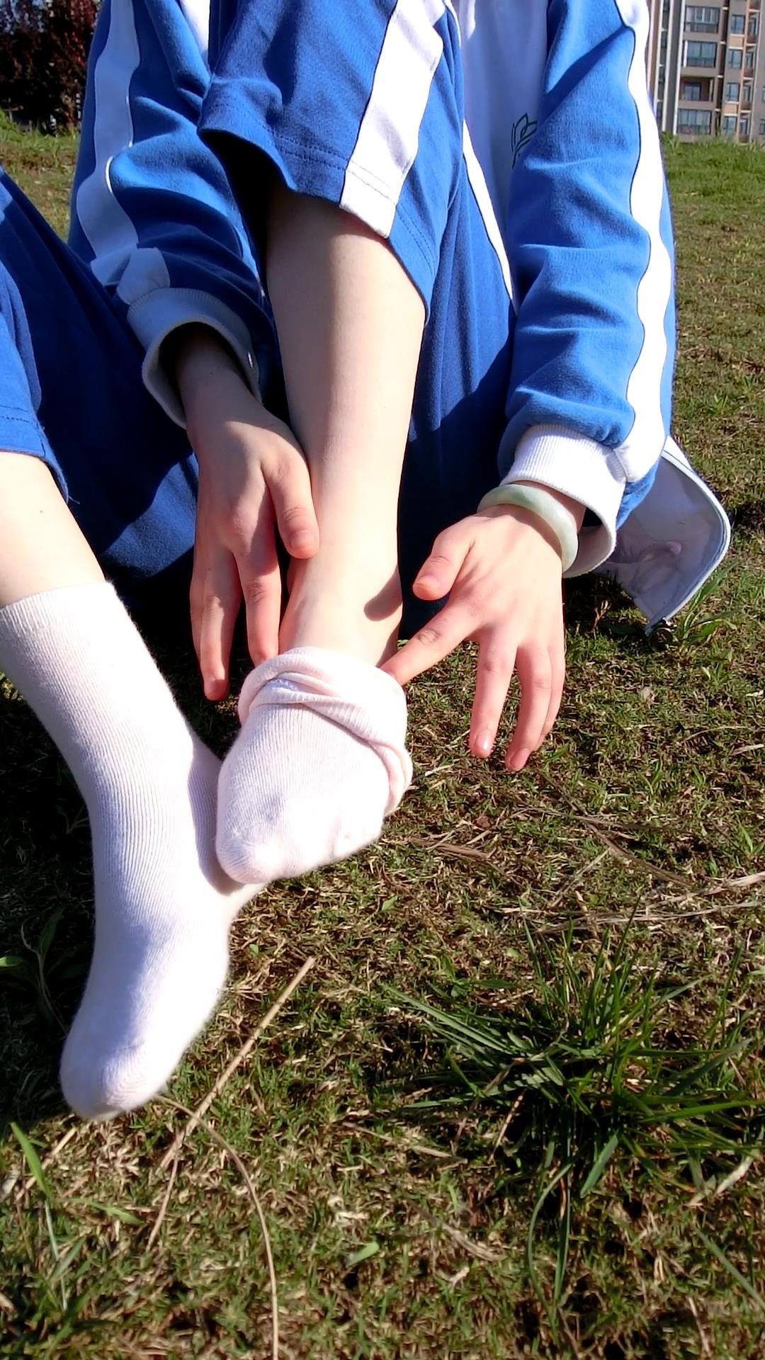 西尔酱 路边穿脱短袜[1V/319MB]