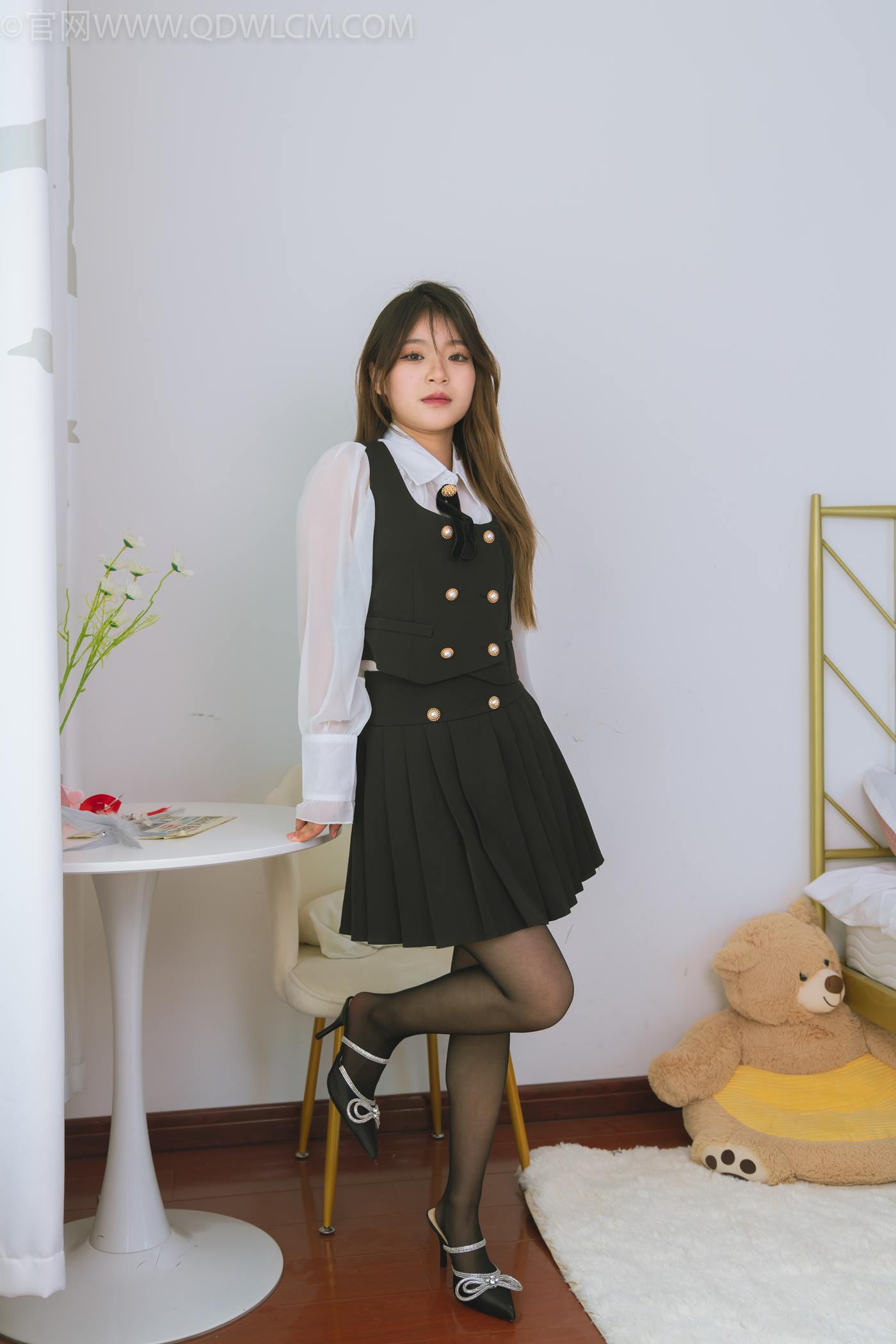 物恋传媒 NO.1517 闪闪-黑白中闪耀[150P/1V/3.88GB]