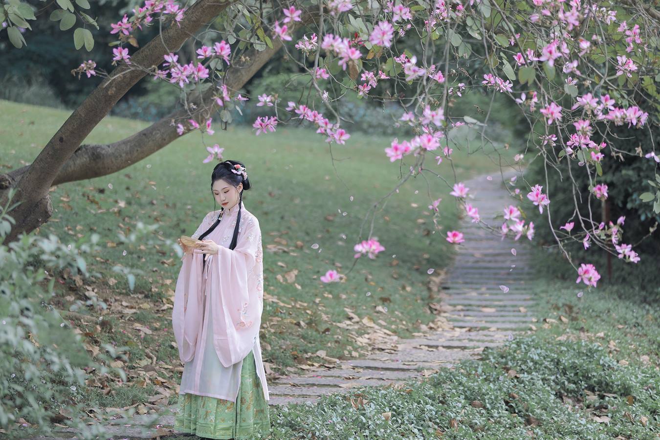 [YITUU艺图语] 2022.04.24 紫荆枝 木木 [23P/475MB]