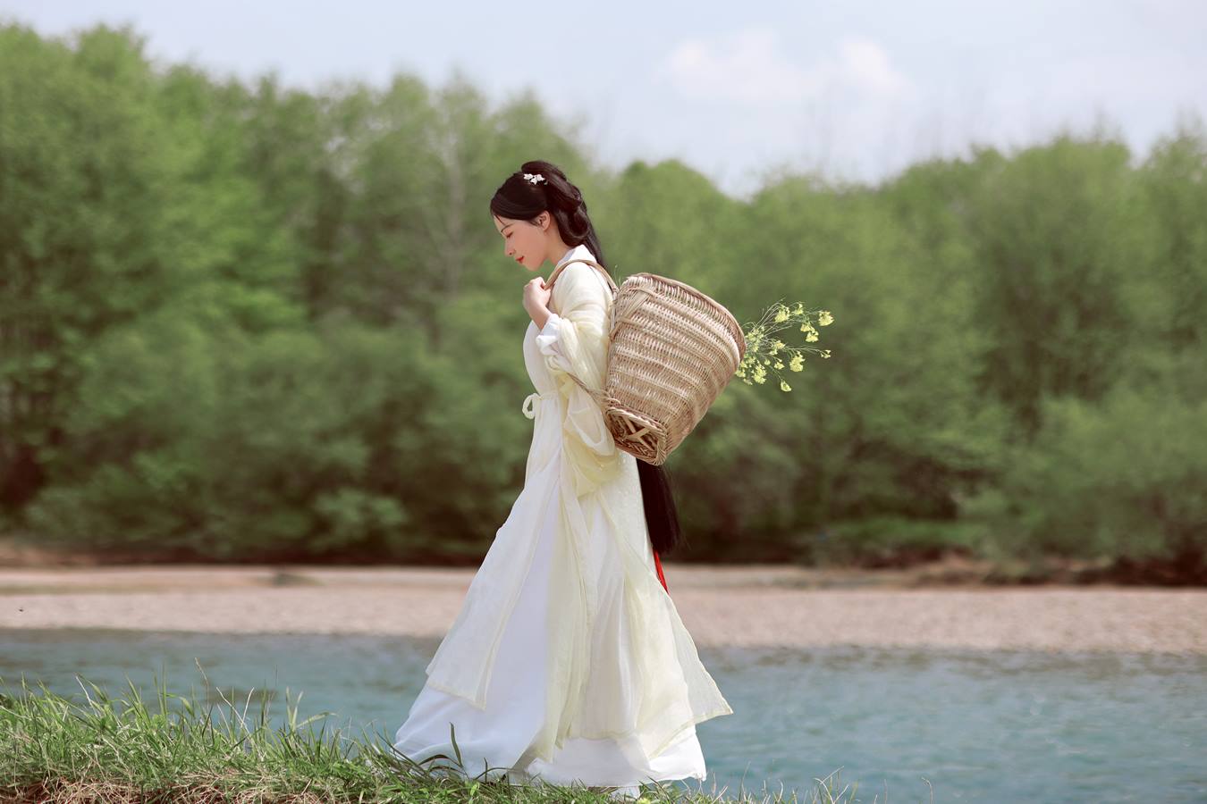 [YITUU艺图语] 2022.05.11 踏青 笑笑 [25P/186MB]