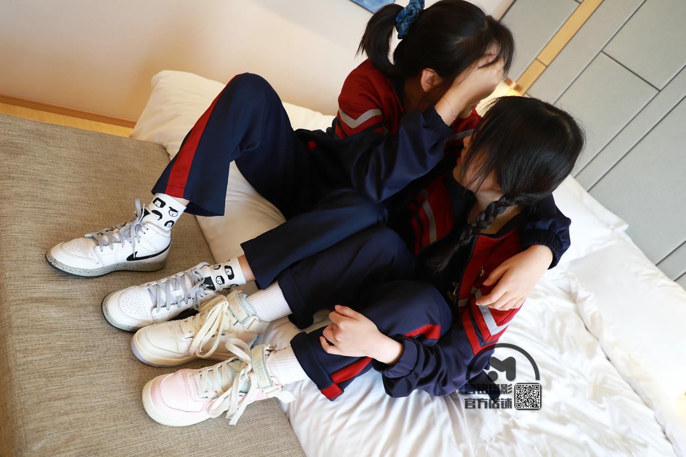 [誉铭传媒]袜足摄影 2020年《06.18 专享作品1》[90P/691MB]