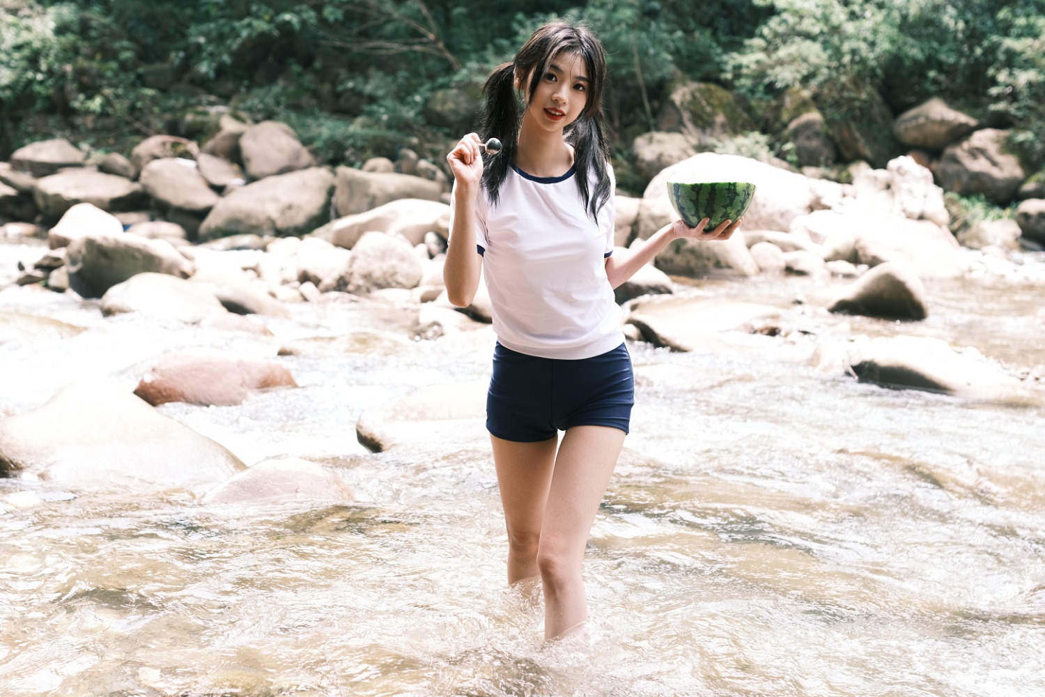 [YITUYU艺图语] 2022.05.26 慢夏 池子 [20P/186MB]