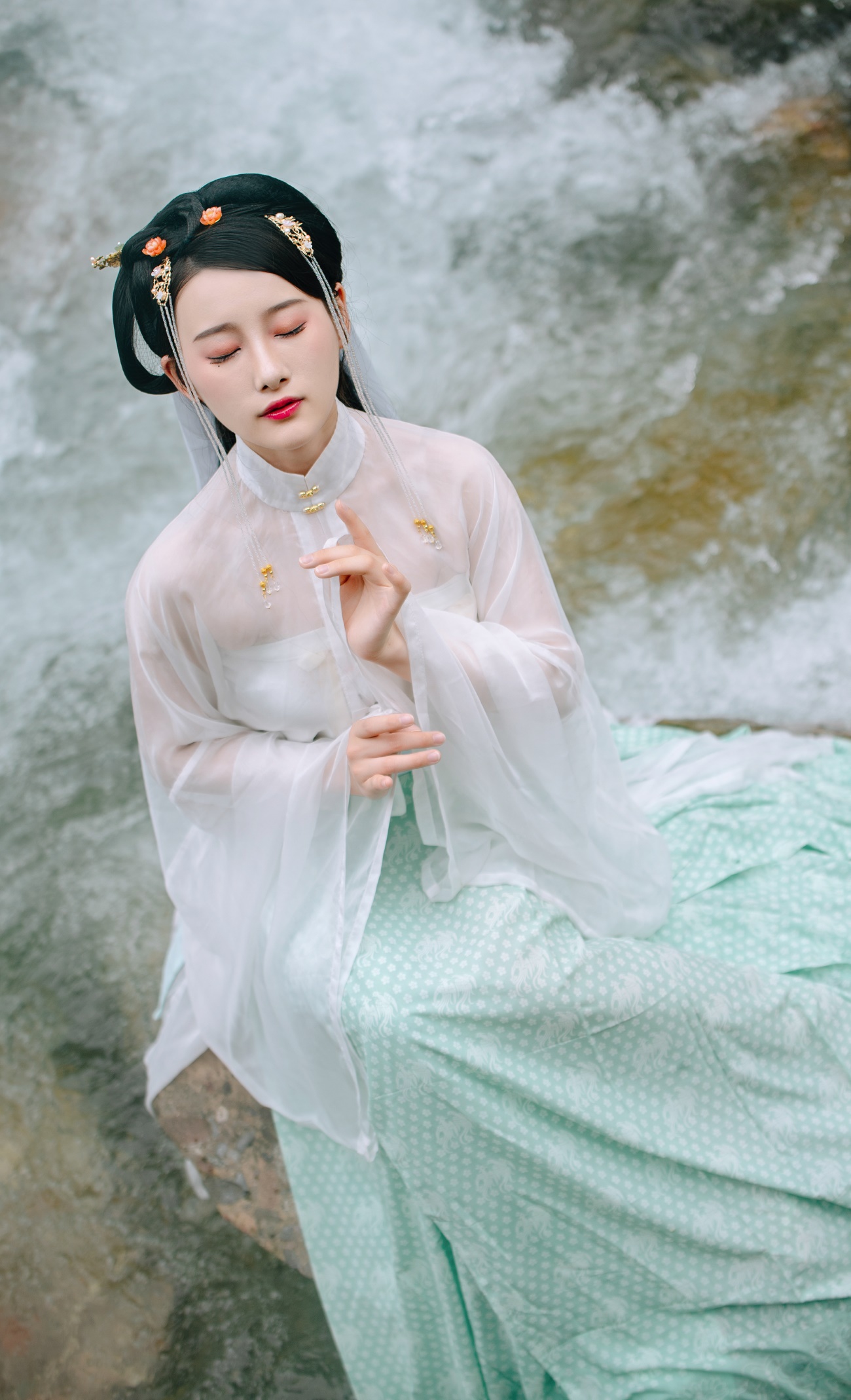 [YITUYU艺图语] 2022.05.22 清歌 -芝月- [23P/304MB]