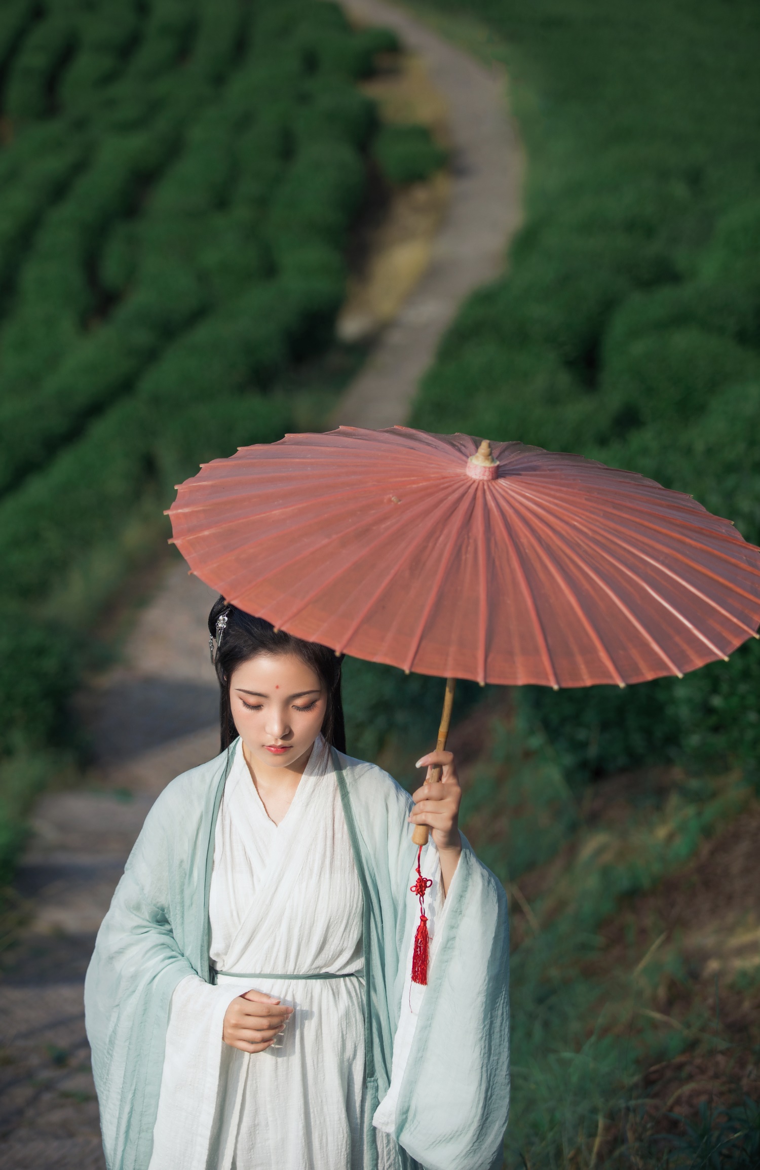 [YITUYU艺图语] 2022.05.26 茶山 一个白鹿 [32P/805MB]