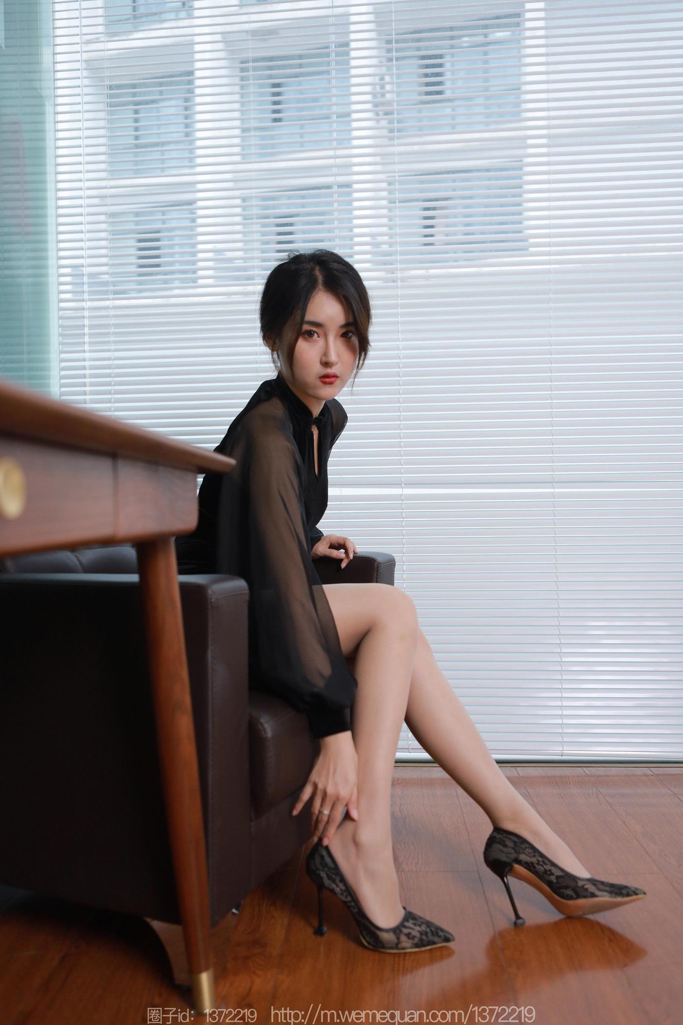 [IESS异思趣向] 2022.12.15 丝享家1299：小宝《黑色旗袍白纸扇》[86P/87MB]