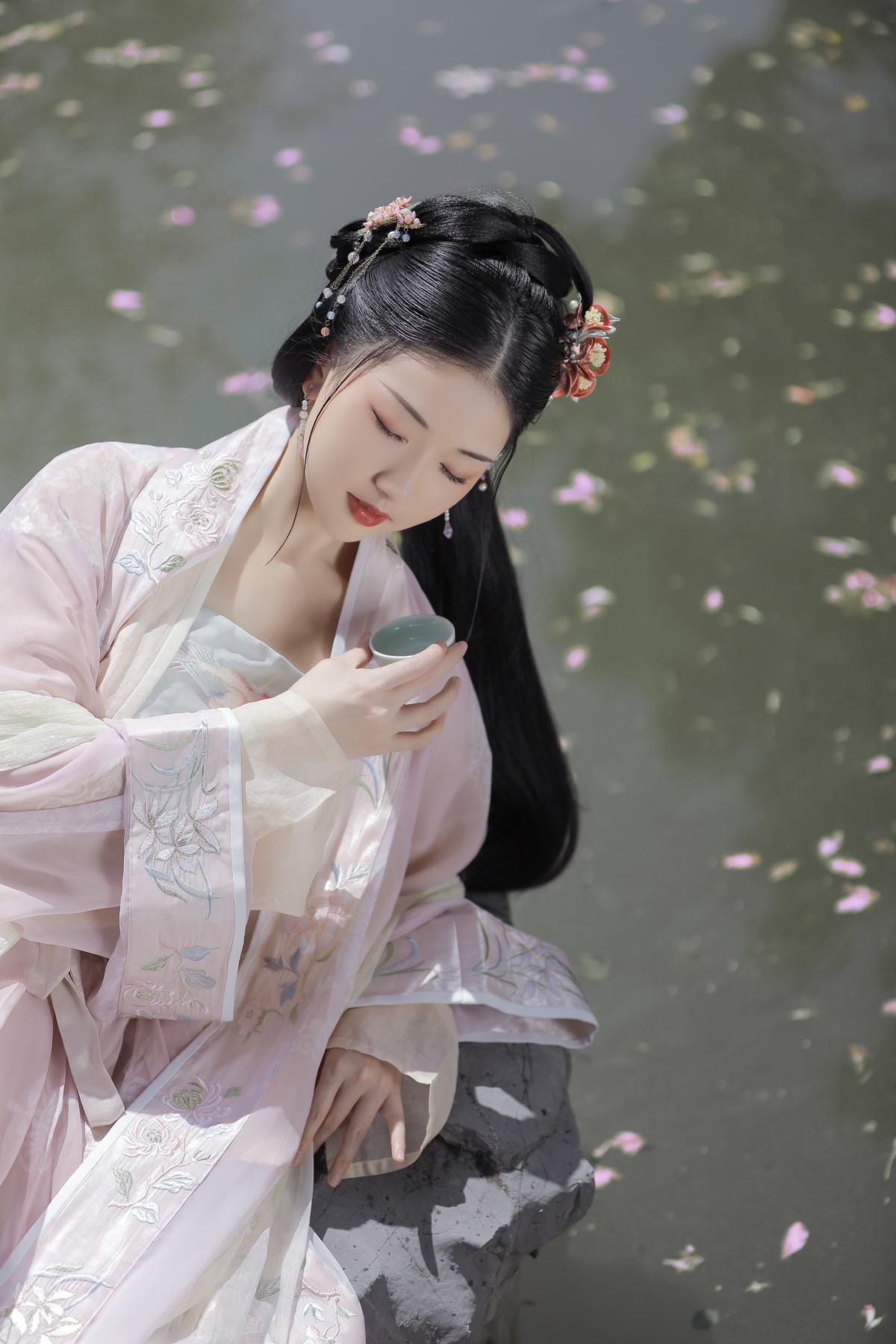 [YITUYU艺图语] 2022.06.03 落花风 酸辣湯兒 [27P/368MB]