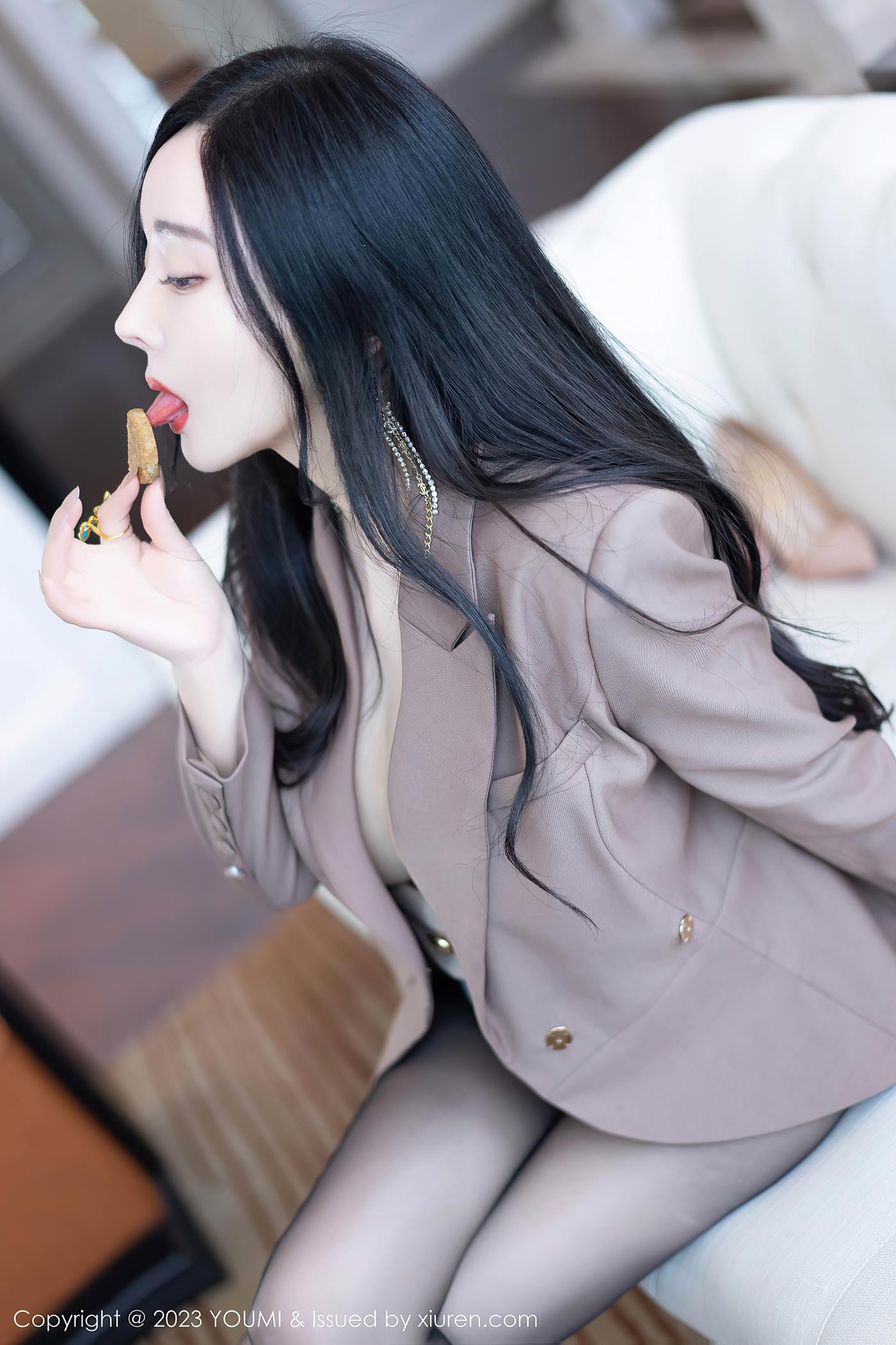 [YOUMI尤蜜荟] 2023.06.12 VOL.950 允爾 短裙美臀[74P/610MB]