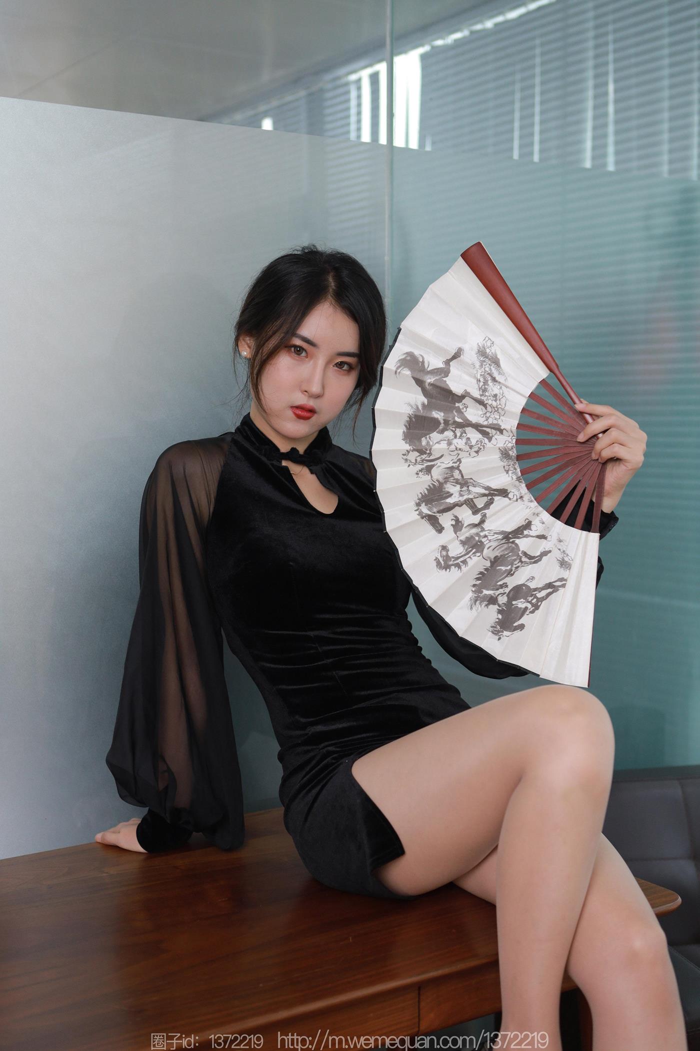 [IESS异思趣向] 2022.12.15 丝享家1299：小宝《黑色旗袍白纸扇》[86P/87MB]