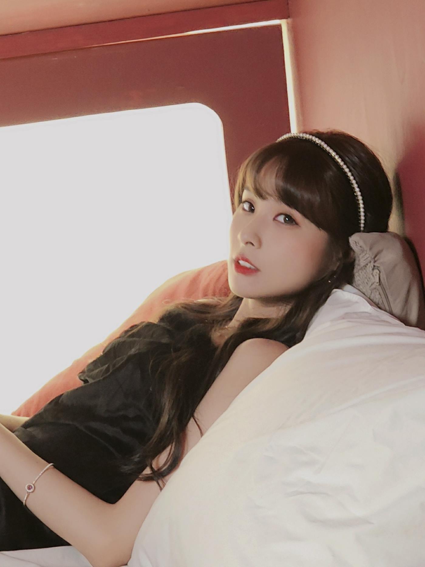 泥泥汝 - 女仆与小屋[218P/14V/339MB]