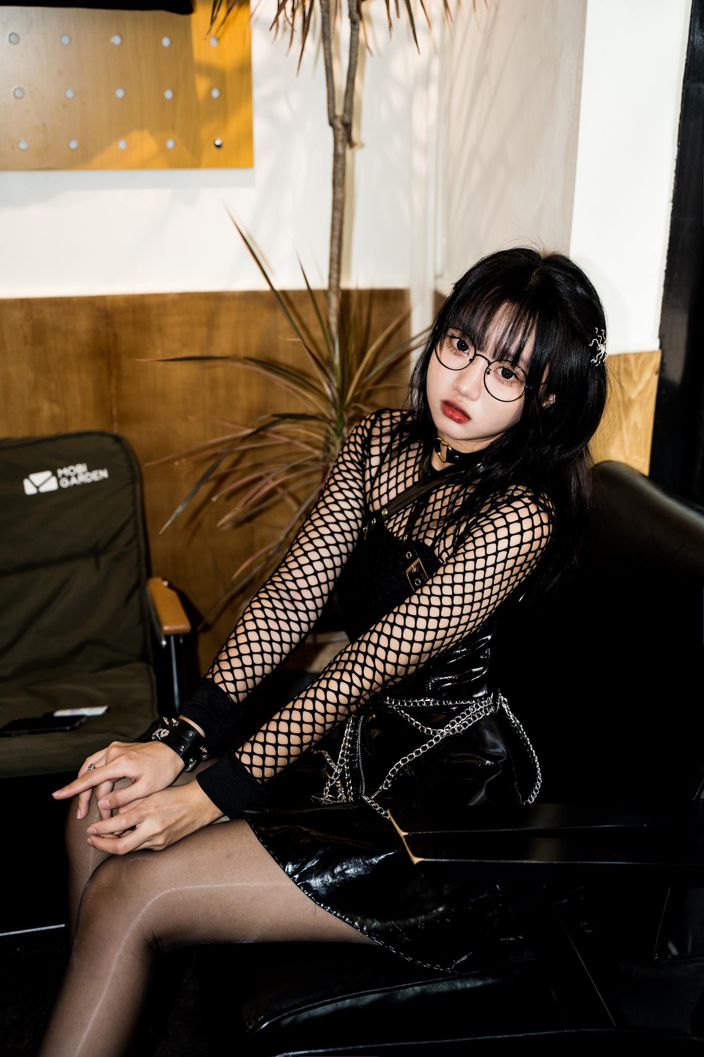 人气Coser@柒柒要乖哦 街拍黑皮裙 [17P/196MB]