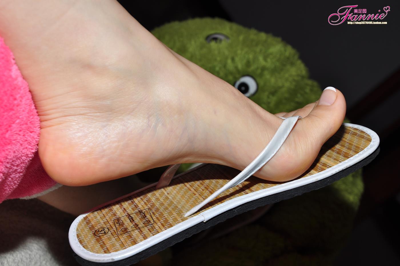 Fannie芬妮每足园 No.122 多彩人字拖米色 [49P/157MB]