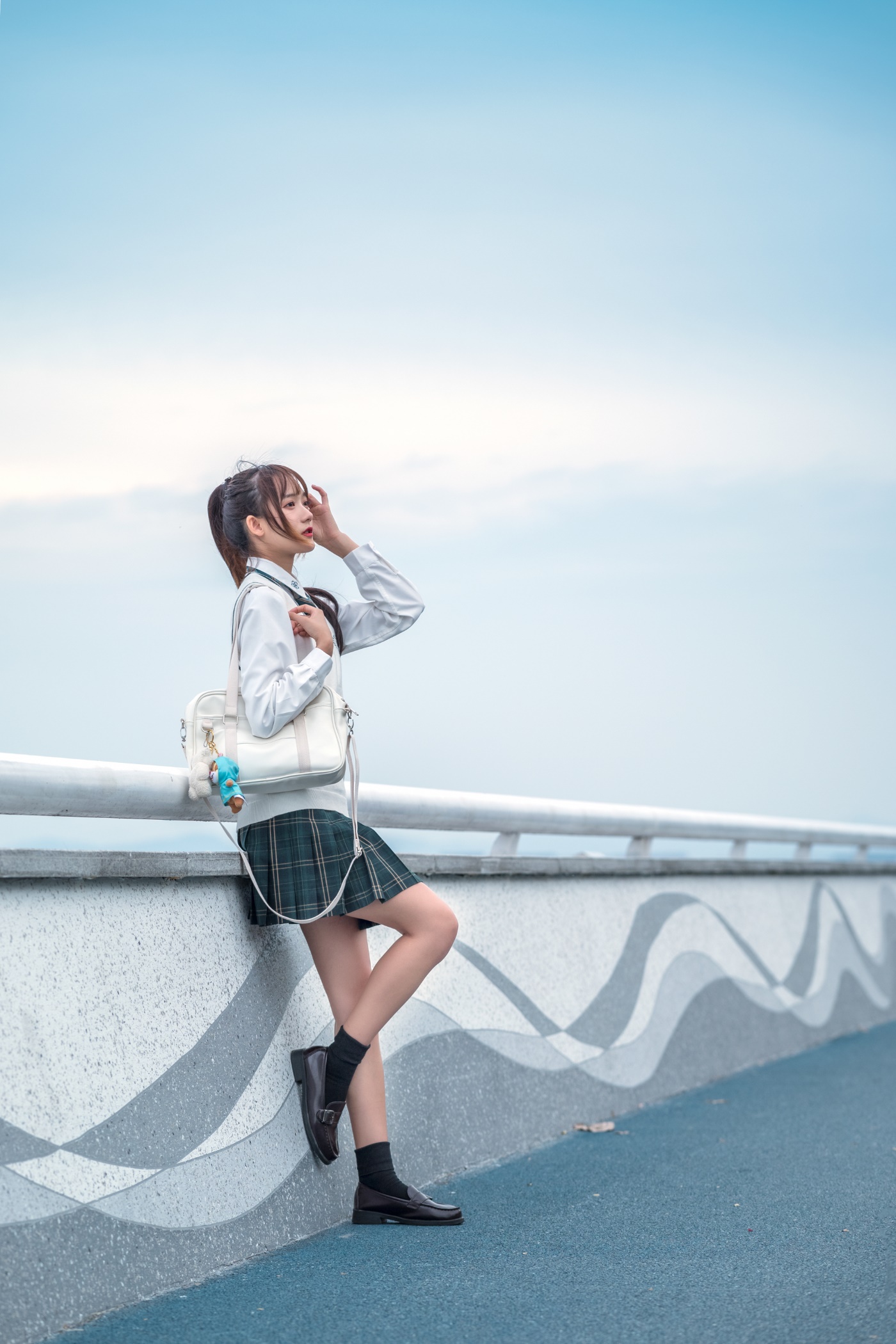 [YITUYU艺图语] 2022.06.26 青草味的河堤 兔子Zzz不吃胡萝卜 [26P/293MB]