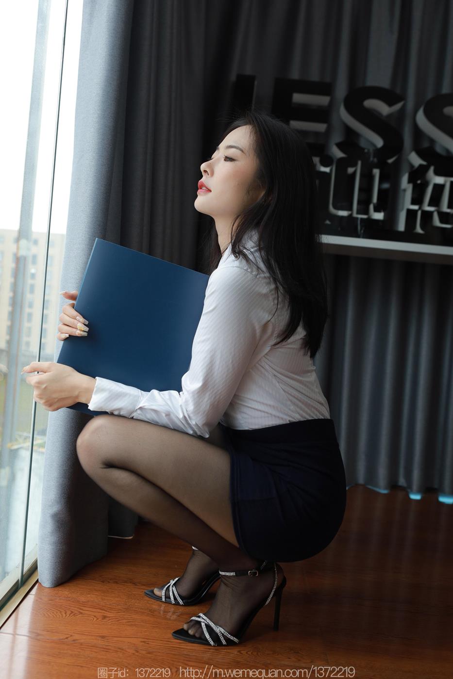 [IESS异思趣向] 2023.03.15 丝享家1391：小金《落地窗制服》[88P/97MB]