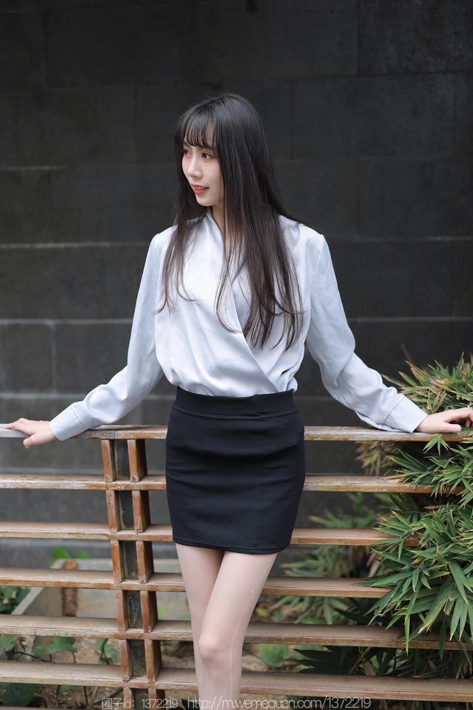 [IESS异思趣向] 2023.03.02 丝享家1378：团团《楼梯上的美人》[92P/94MB]