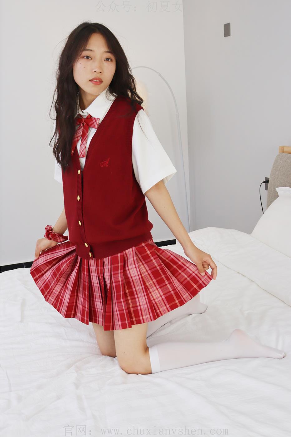 初夏女神 NO.014 蓝莓 S码大红色JK套搭小黑皮鞋[100P/1V/6.11GB]