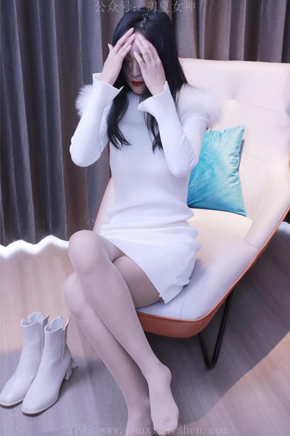 初夏女神 NO.010 依依 2022款白色毛领连衣裙搭白色短靴[147P/1V/5.55GB]