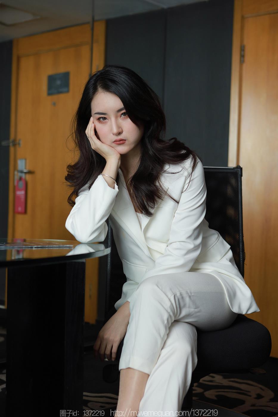 [IESS异思趣向] 2023.02.27 丝享家1374：小宝《白色裤里丝》[86P/82MB]