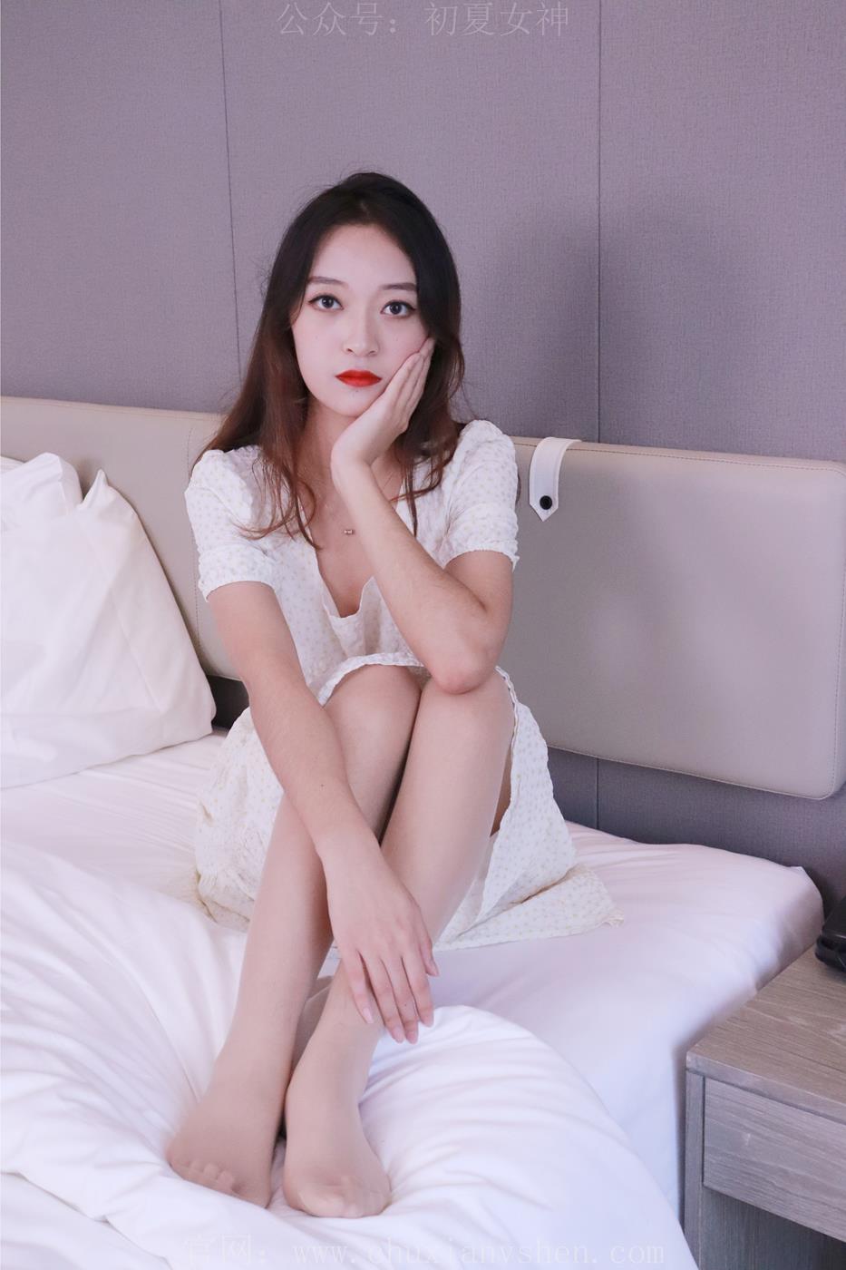 初夏女神 NO.022 依依 白色M码秋季连衣裙搭高跟鞋[137P/1V/4.17GB]