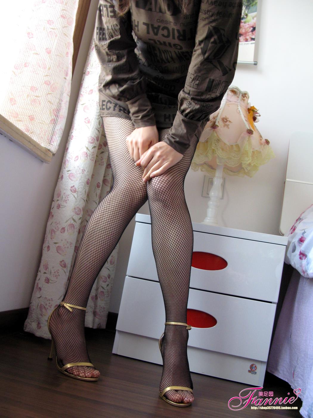 Fannie芬妮每足园 No.200 金色的旋律 [54P/159MB]