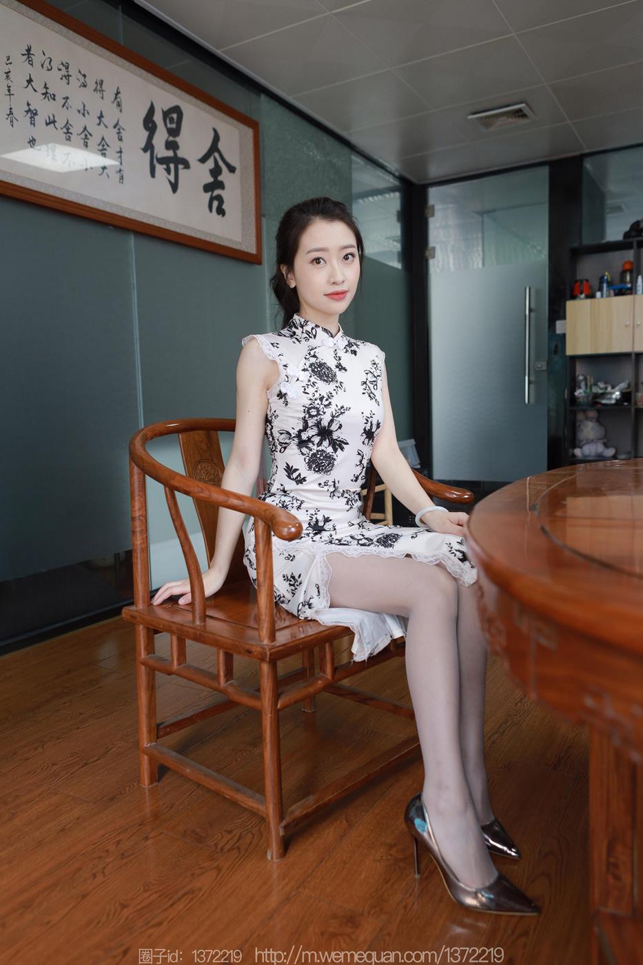 [IESS异思趣向] 2023.04.25 丝享家1432：小婕《灰斯旗袍》[85P/90MB]