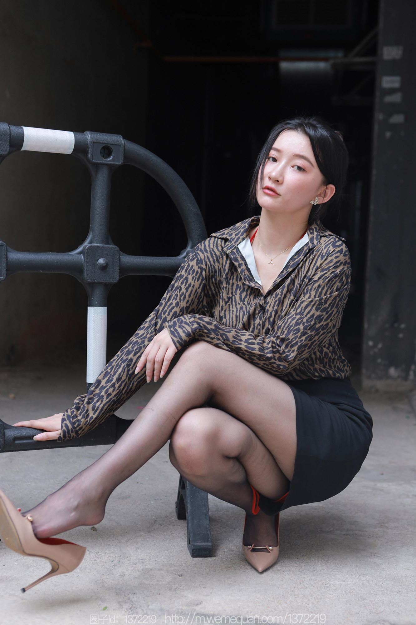 [IESS异思趣向] 2023.07.24 丝享家1488：秋秋《孤身走暗巷》[85P/94MB]