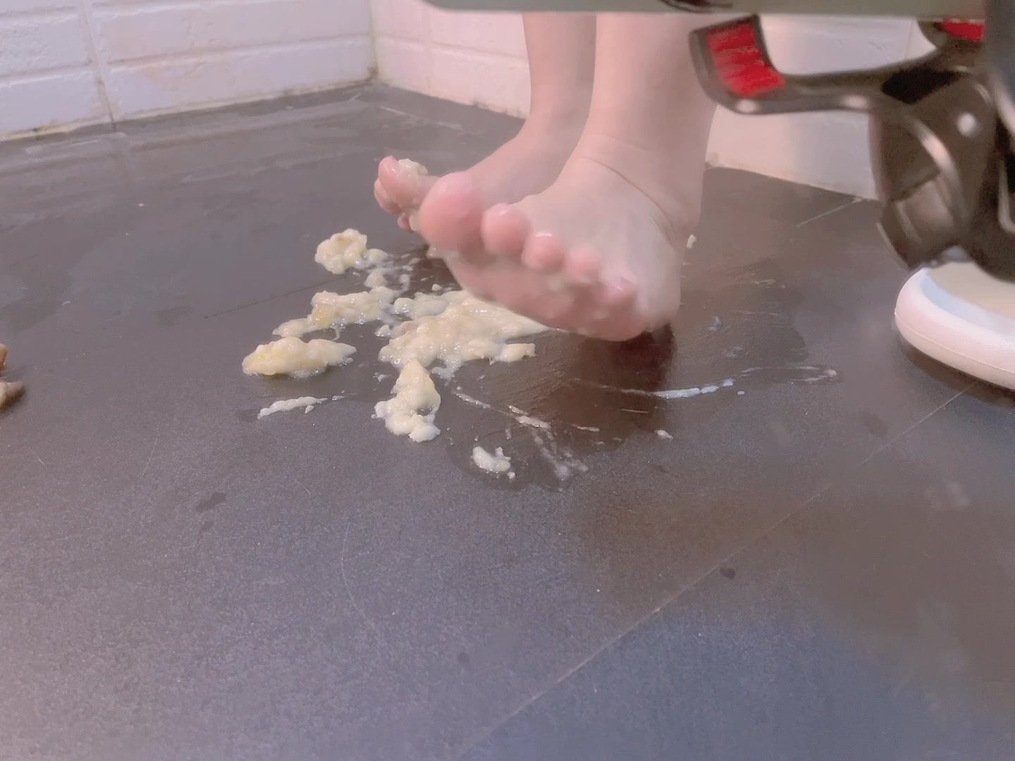 地瓜小盆友  果足踩香蕉[1V/291MB]