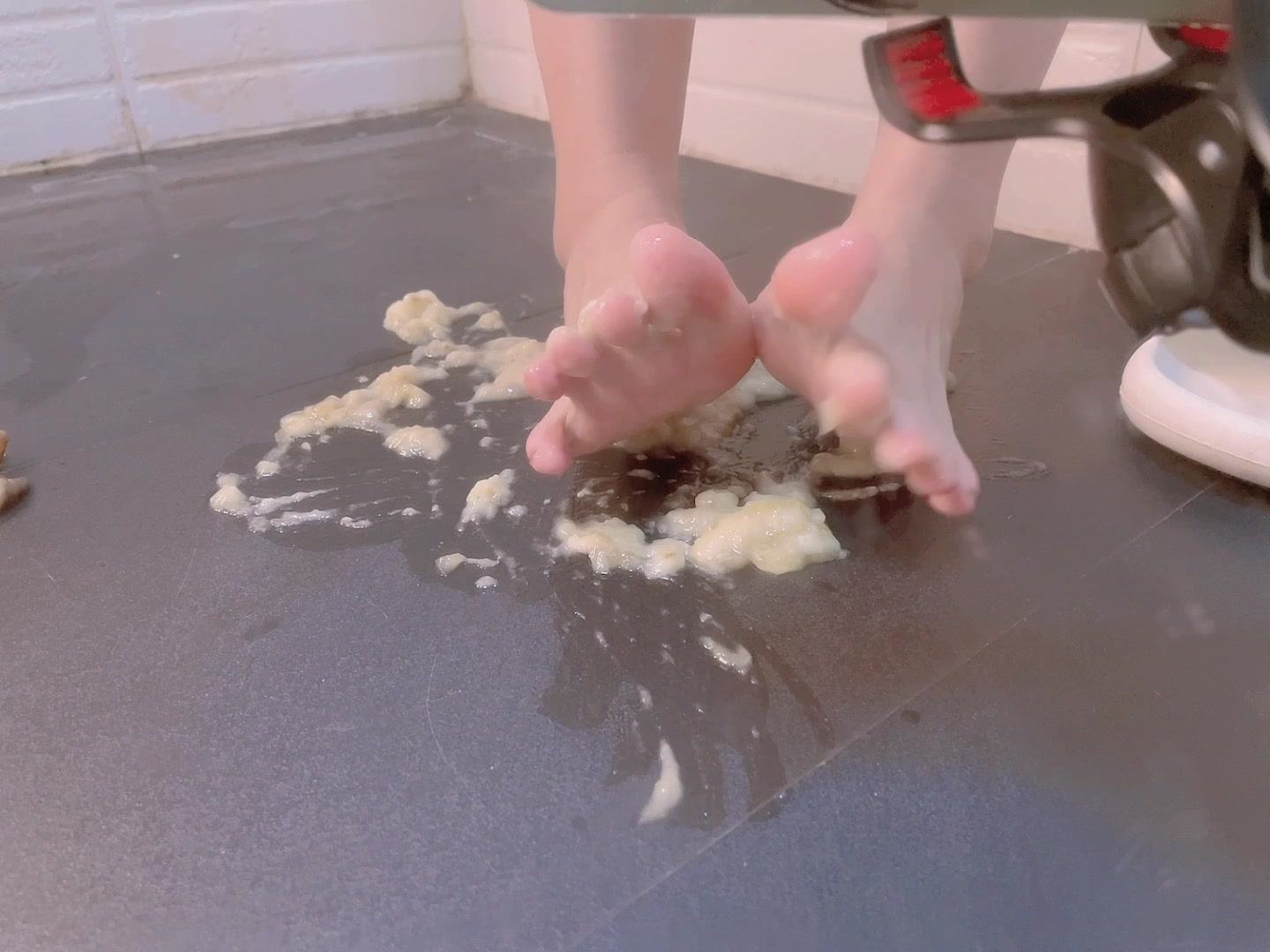 地瓜小盆友  果足踩香蕉[1V/291MB]