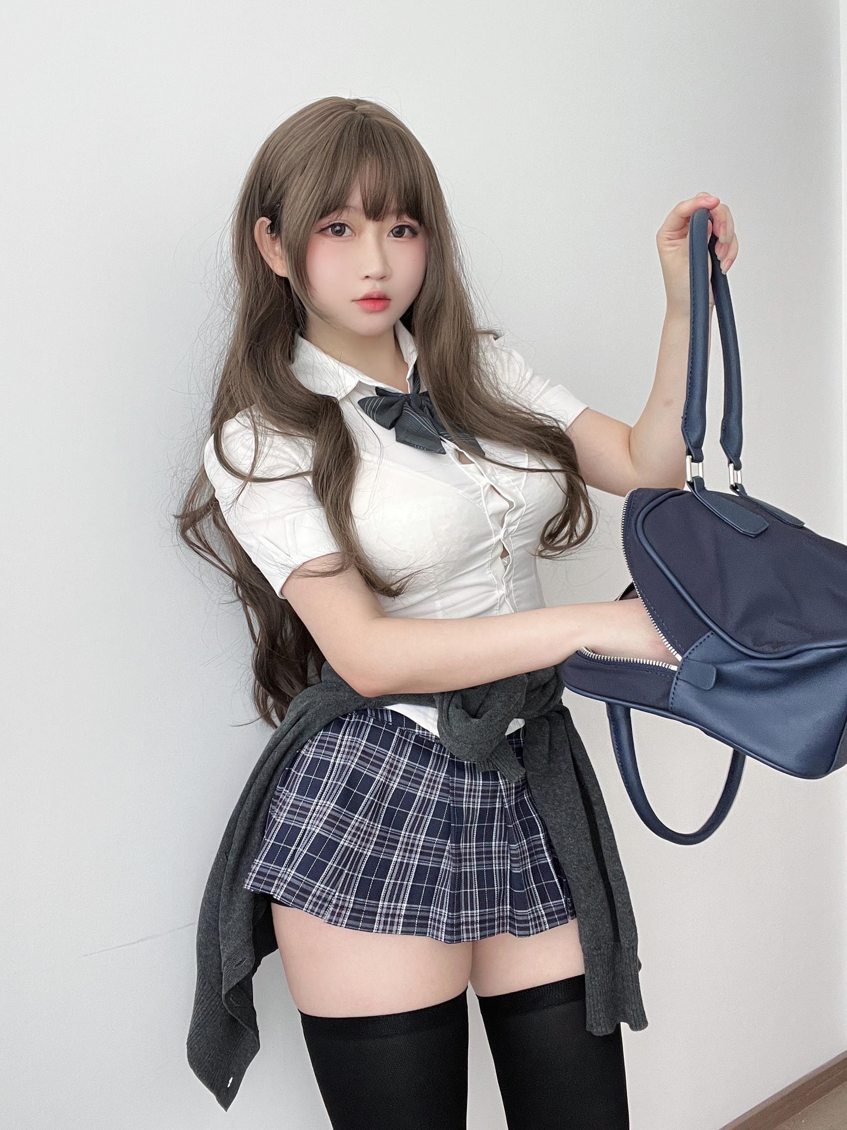 蜜桃少女是依酱呀 - 学姐的日常[35P/1V/361MB]